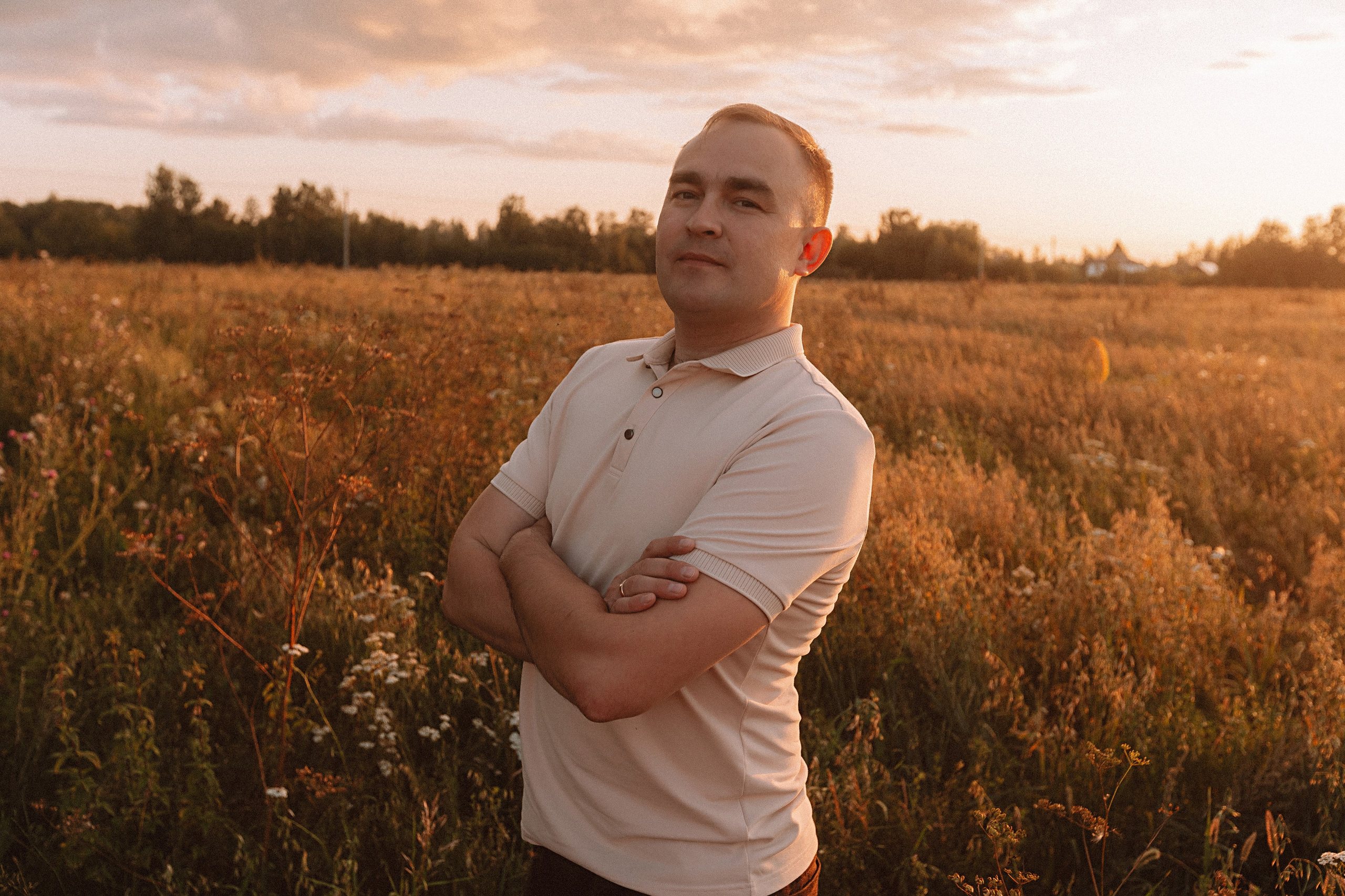 Поле love story на закате. Семейный фотограф Тюмень, фотограф на роды Салмина Мария