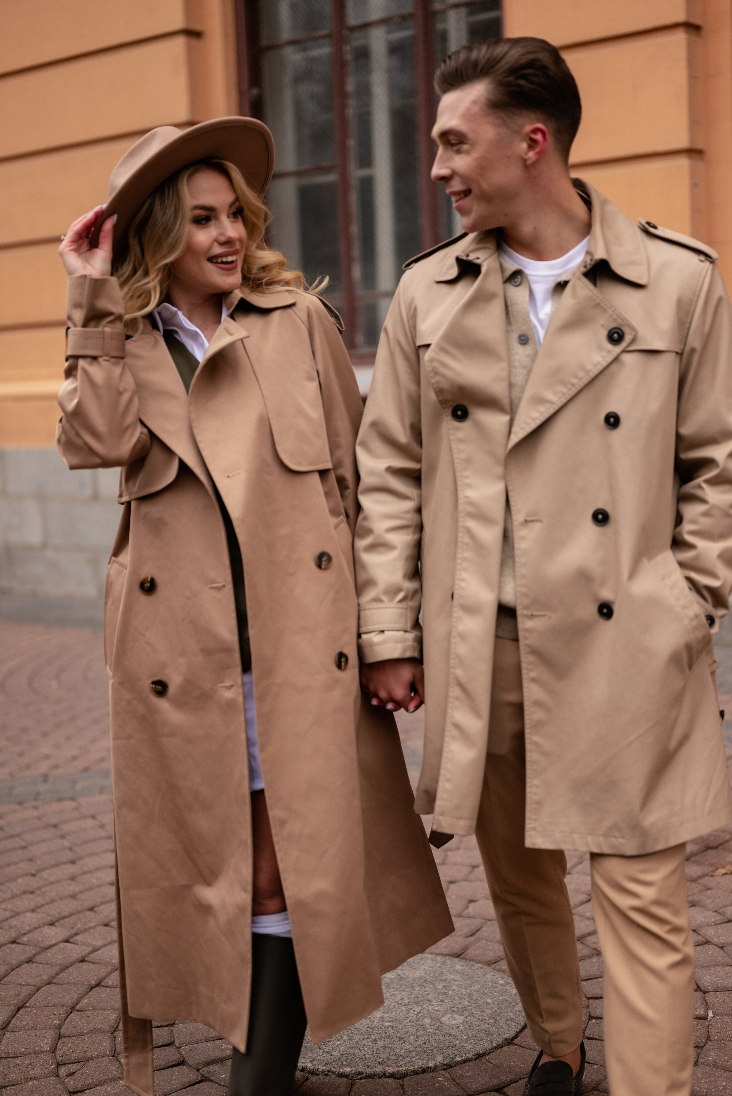 Лав стори с собакой, фотосессия Москва, фотосессия Питер, лав стори СПБ, лав стори Москва, фотосессия с корги в плащах, трендовые съемки в тренчах, лав стори в тренчах 