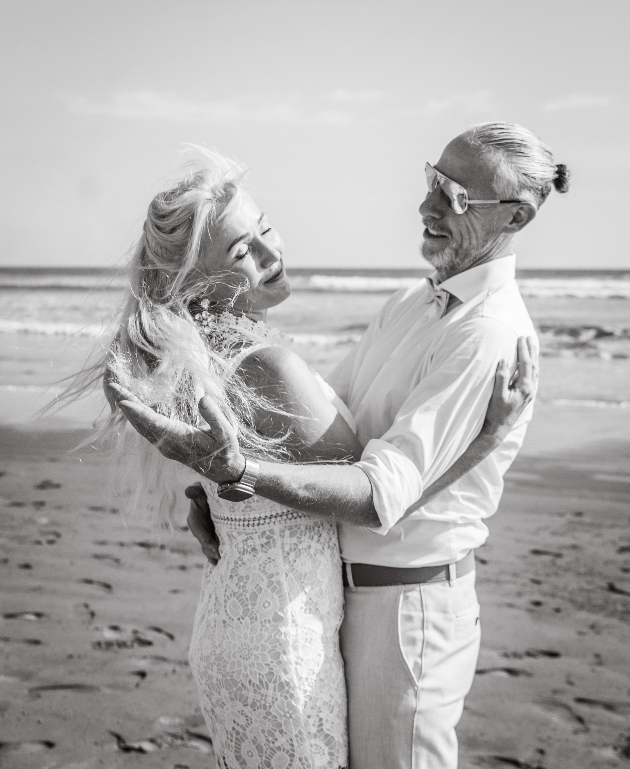 Ocean lovely moments. Family, portrait, content photo in Costa Rica Evgeniya Besprozvannykh