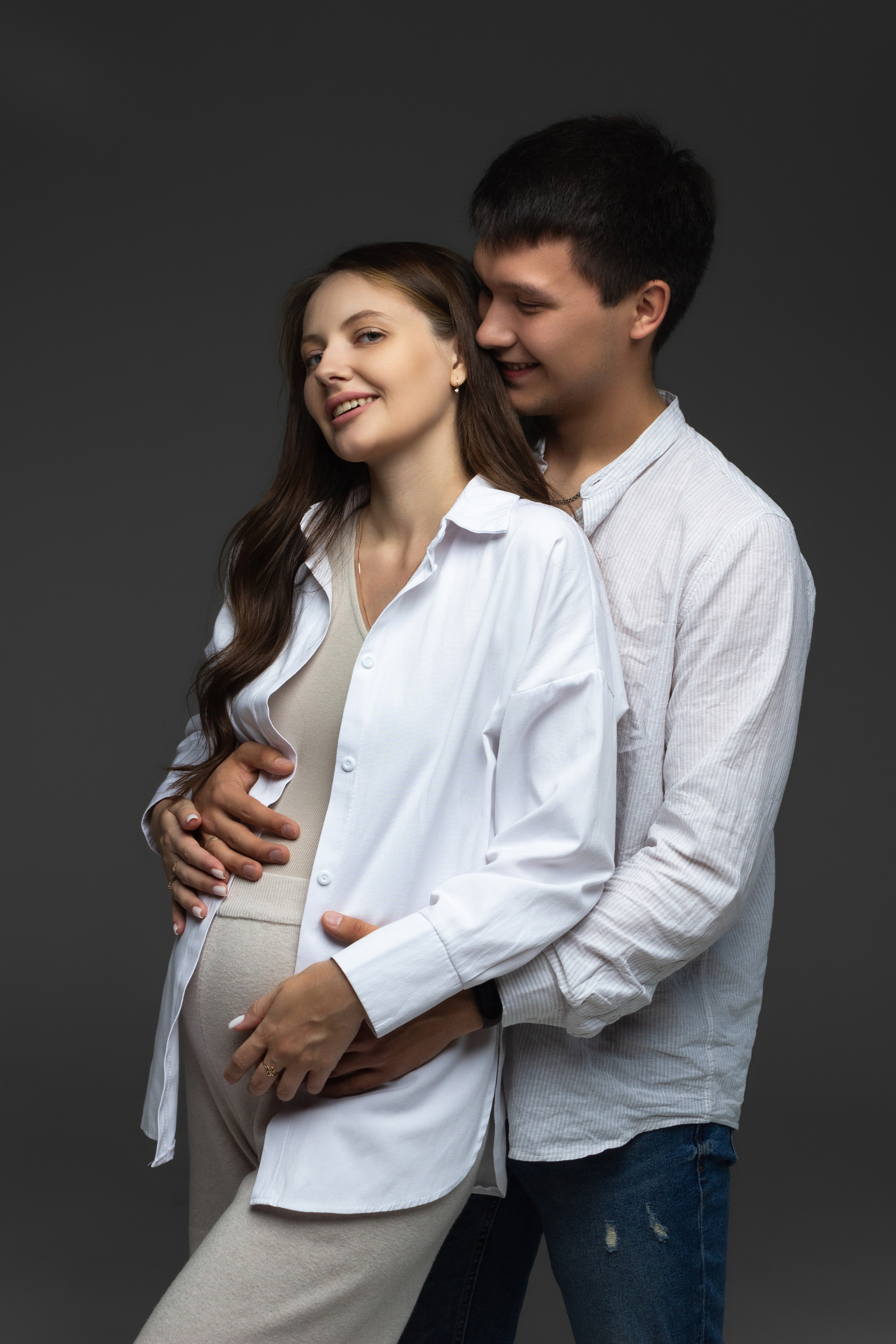 Совместная фотосессия беременности, беременная девушка с супругом. Фотограф беременности в Тюмени Любовь Докучаева