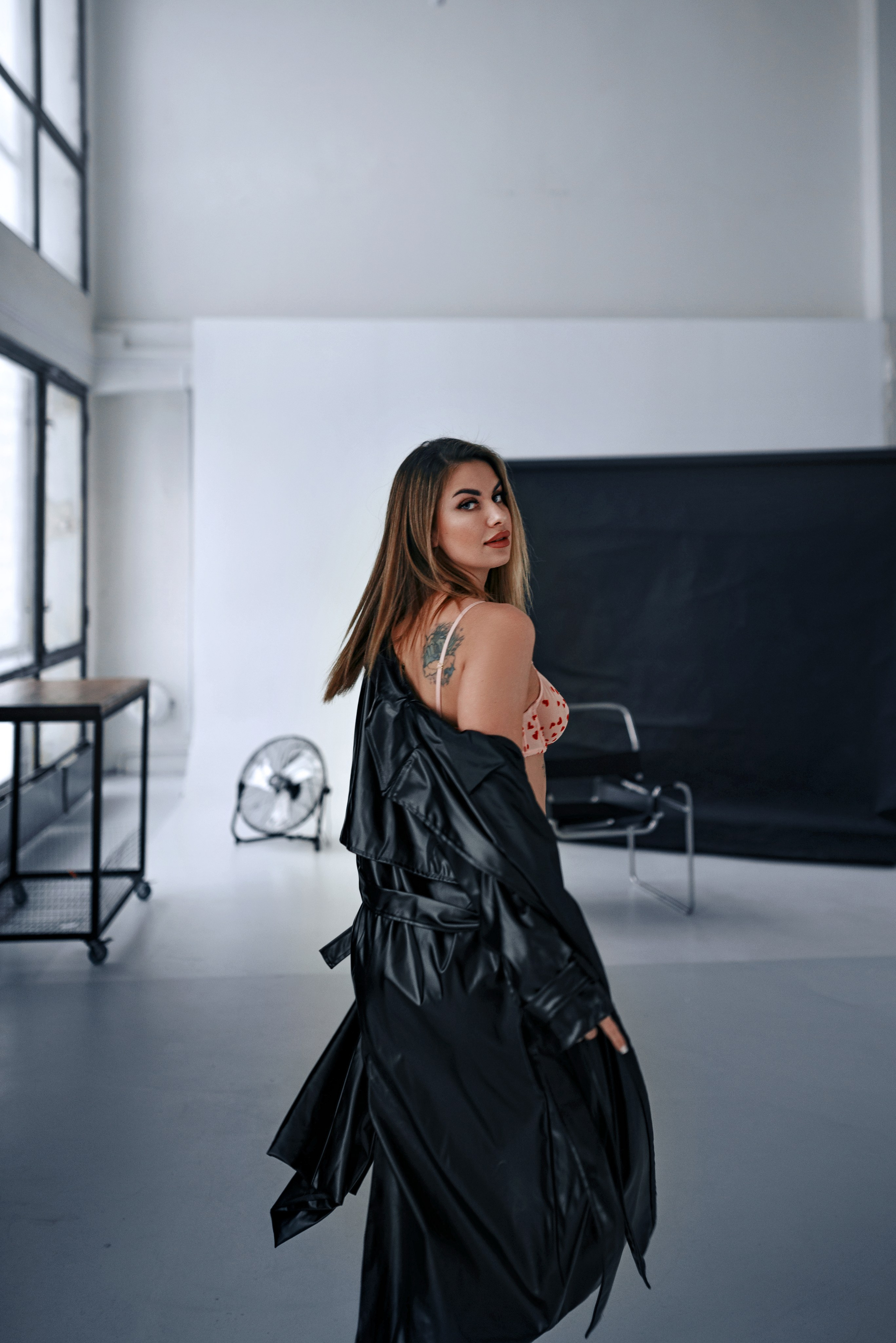 Элегантная студийная съёмка девушки в кружевном белье и в кожаном плаще Витебск