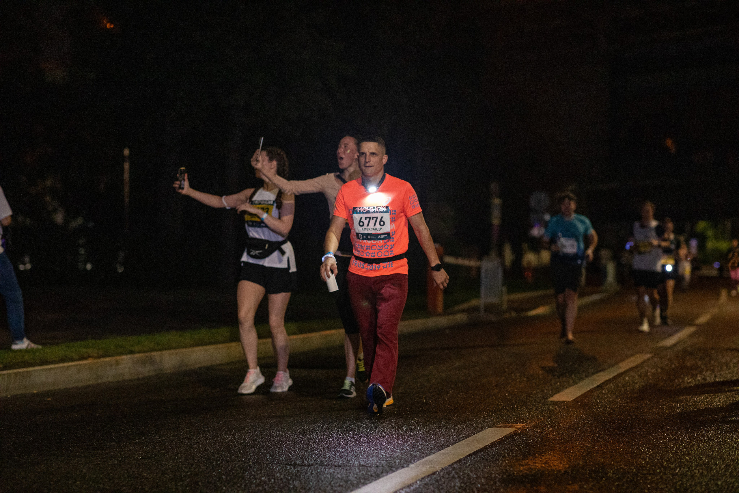 Ночной забег в ленте фотографий бегунов 03.08.24. Фотограф Сергей Ловкий