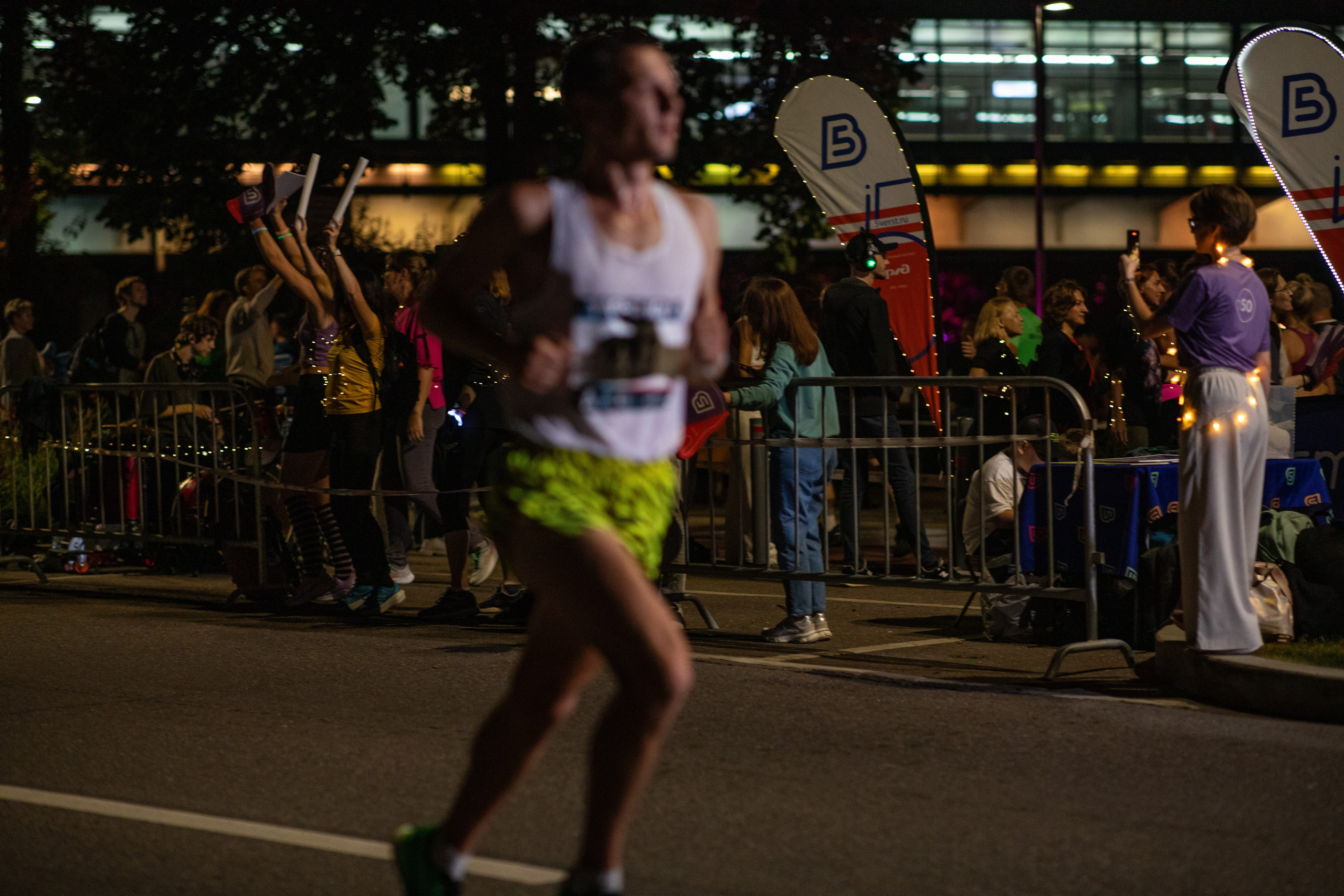Ночной забег в ленте фотографий бегунов 03.08.24. Фотограф Сергей Ловкий