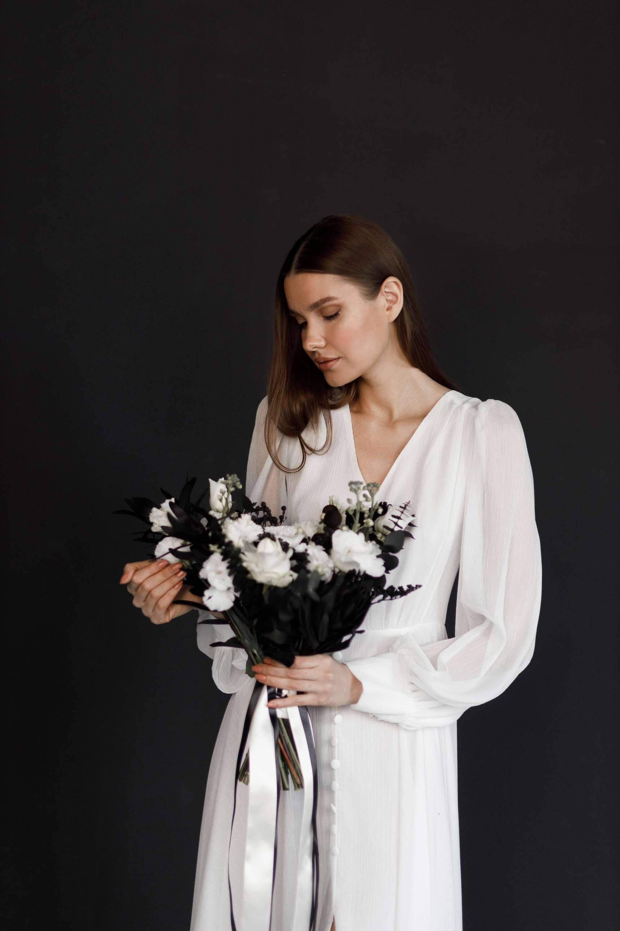 Невеста в темных тонах с черным букетом