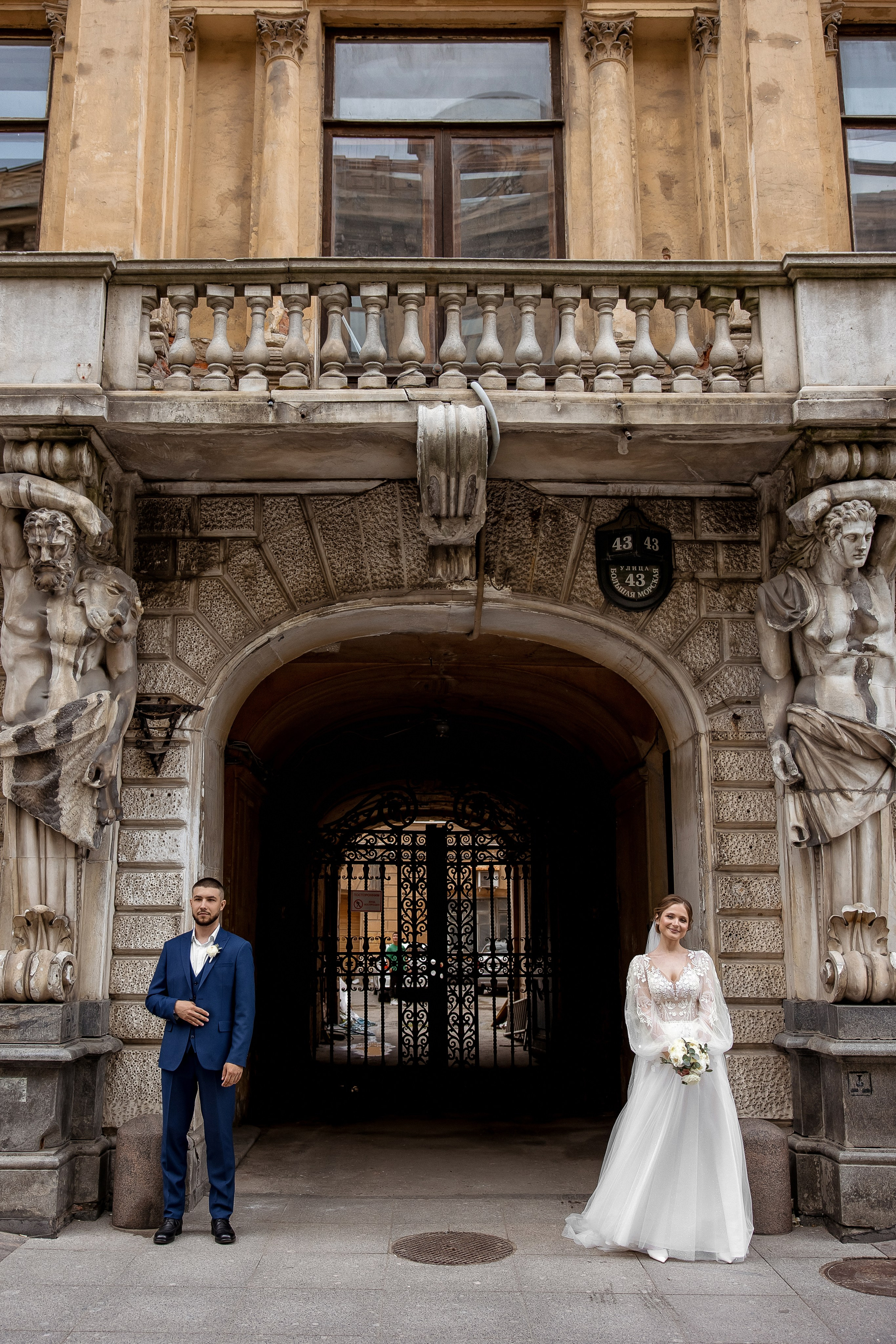 Яркая свадебная фотосессия под дождем. Свадебный и семейный фотограф Алексей Аверин