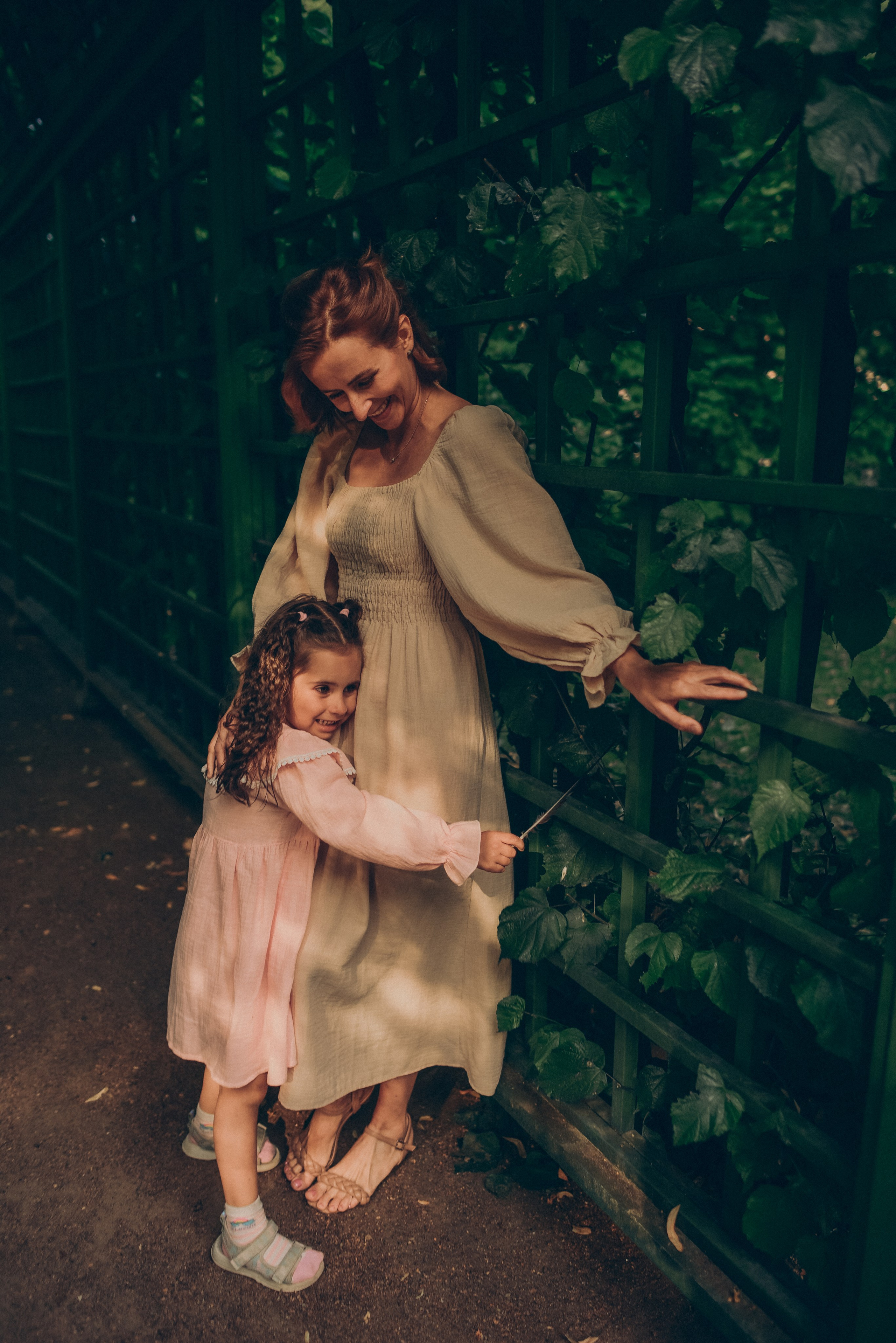 Фотосессия в Летнем саду. Анна, Татьяна, Злата и Эвелина. Семейный и свадебный фотограф в Санкт-Петербурге Яна