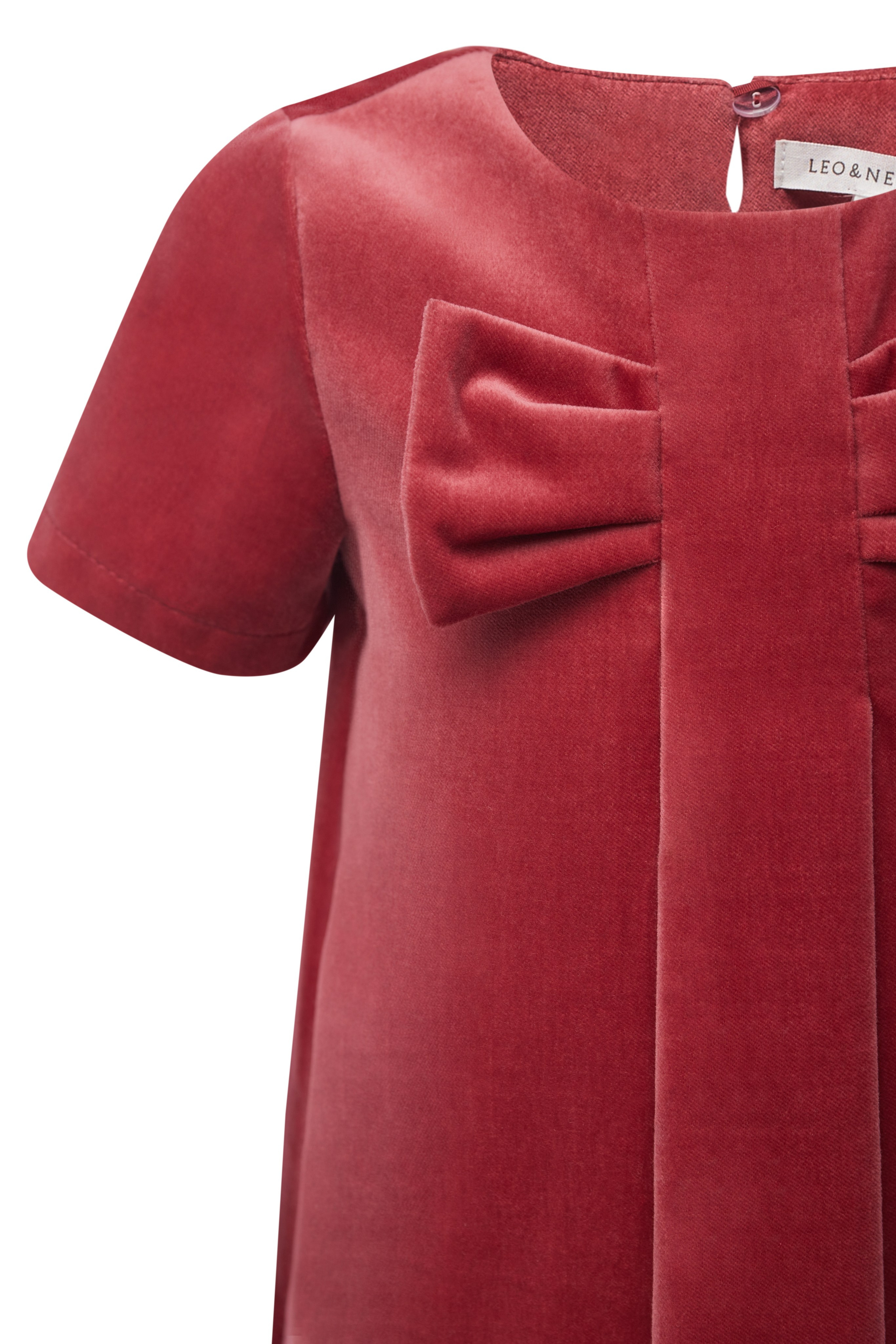 «Профессиональная каталожная фотосъемка детской одежды на манекене с акцентом на детали»