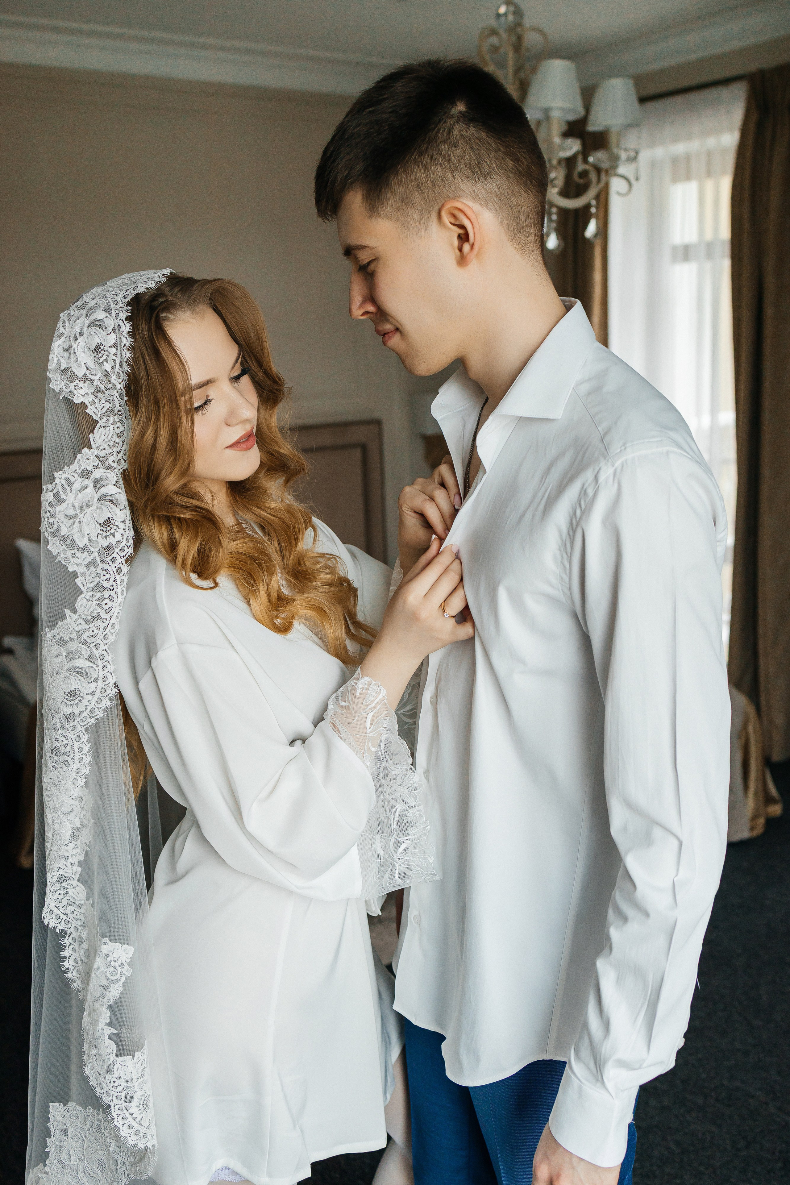 Роскошное утро пары в номере отеля. Олег Сверчков | Свадебный фотограф Вологда