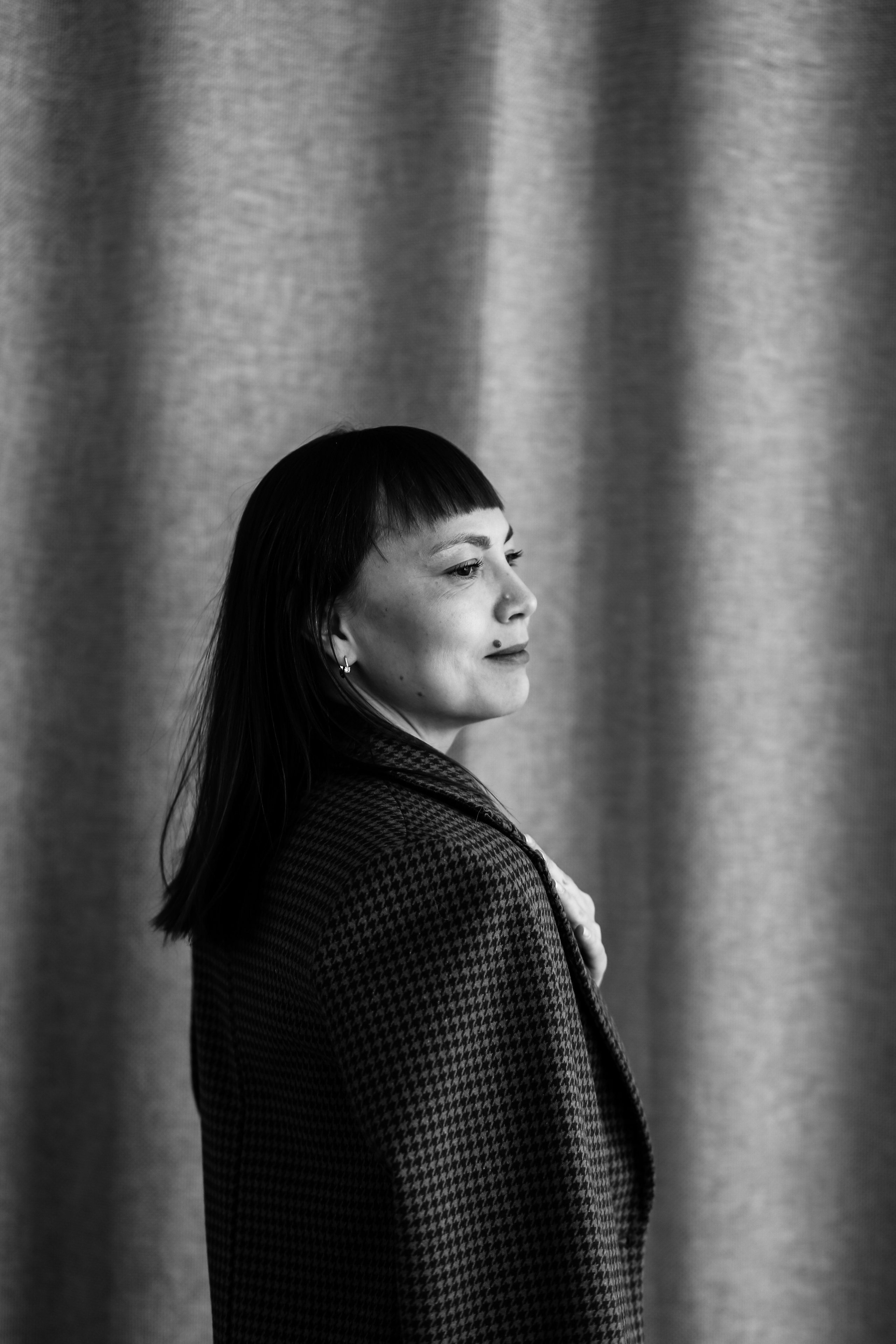 красивая девушка в пиджаке черно-белое фото