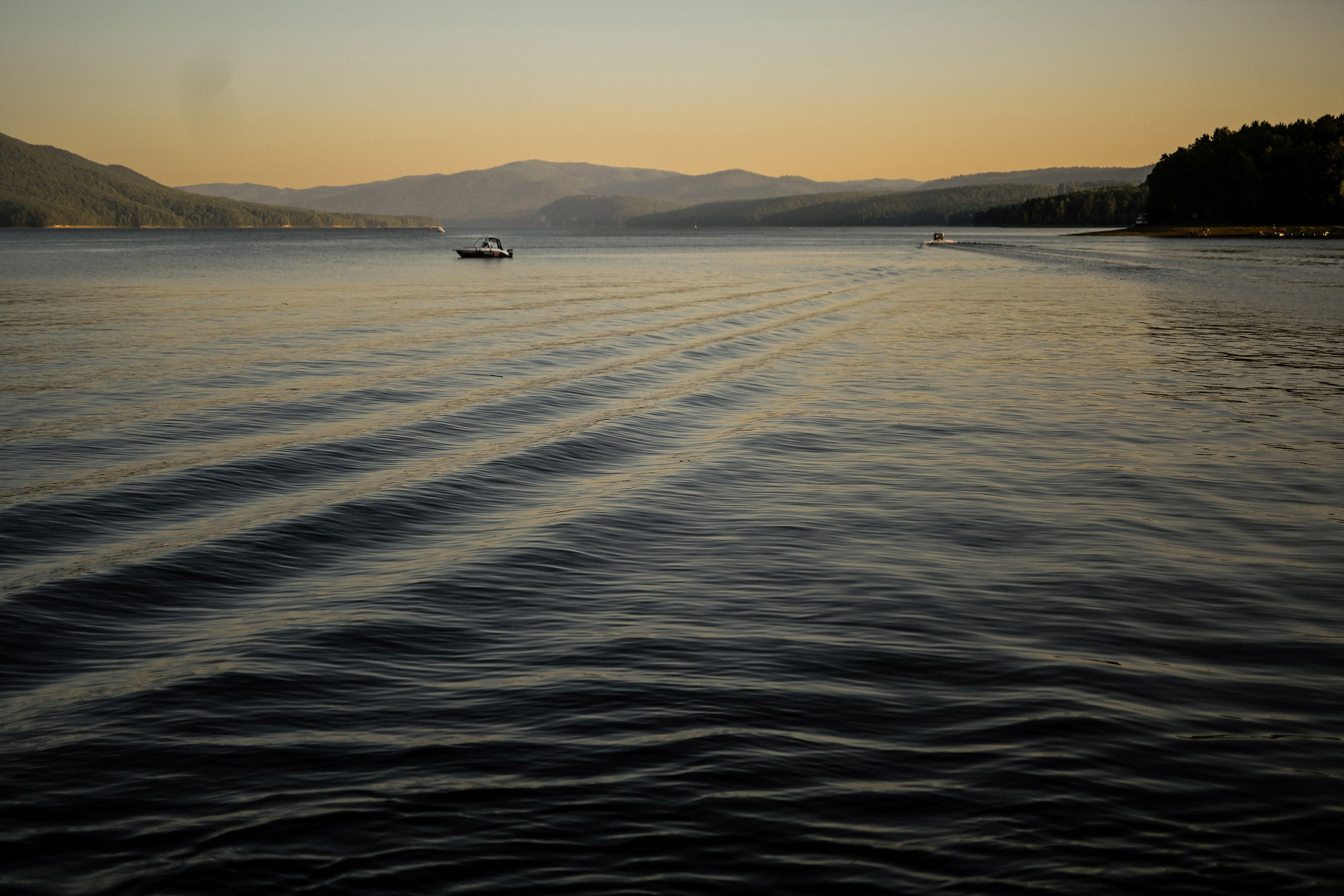 Фотосессия в свадебном платье на яхте в Красноярске. 📸 Свадебный и семейный фотограф в Красноярске Тихомиров Евгений | 17 лет опыта | 800+ свадеб