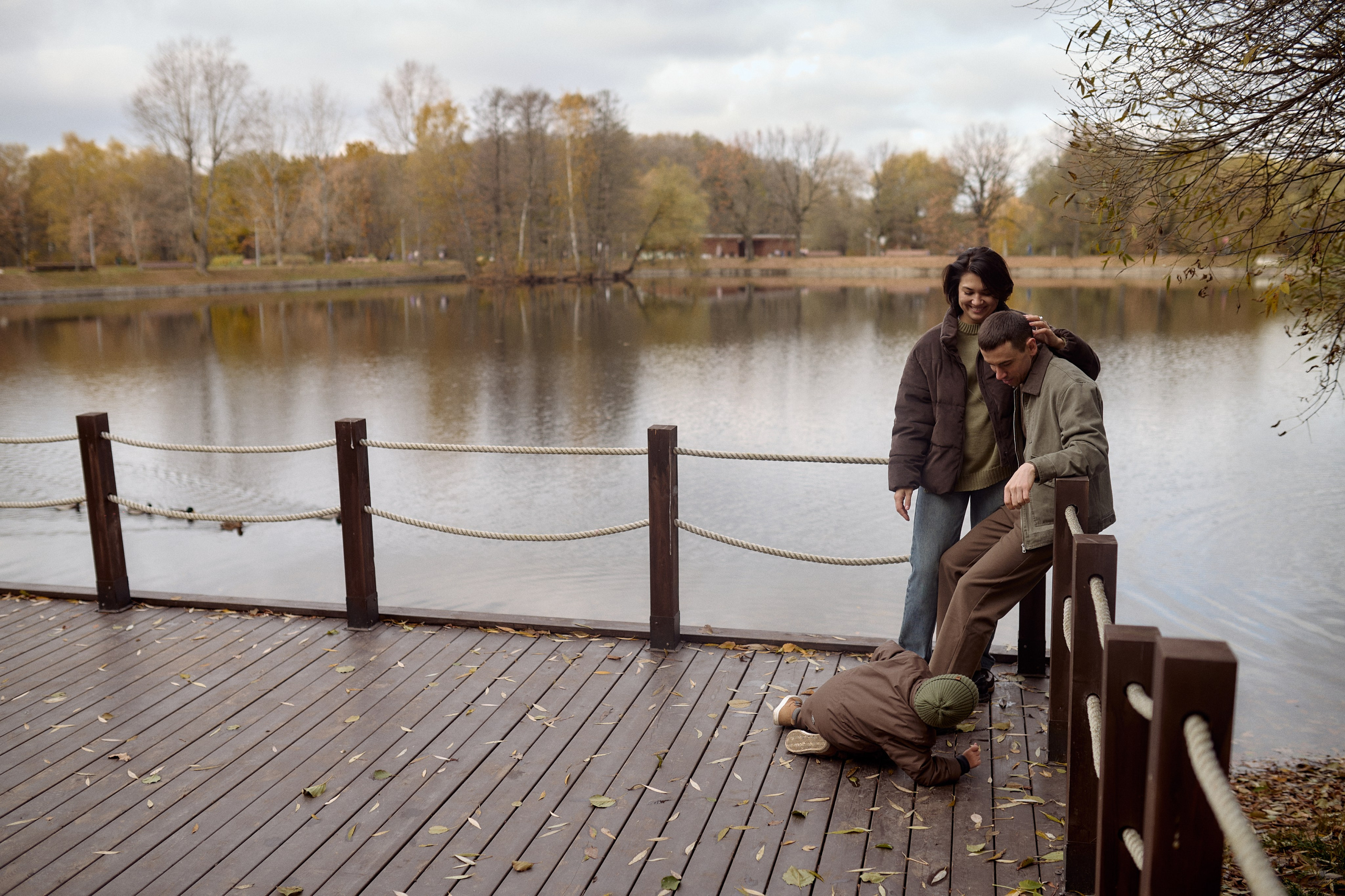 Вова, Юля и Максим в осеннем парке. Семейный и свадебный lifestyle-фотограф в Москве Мария Петрова