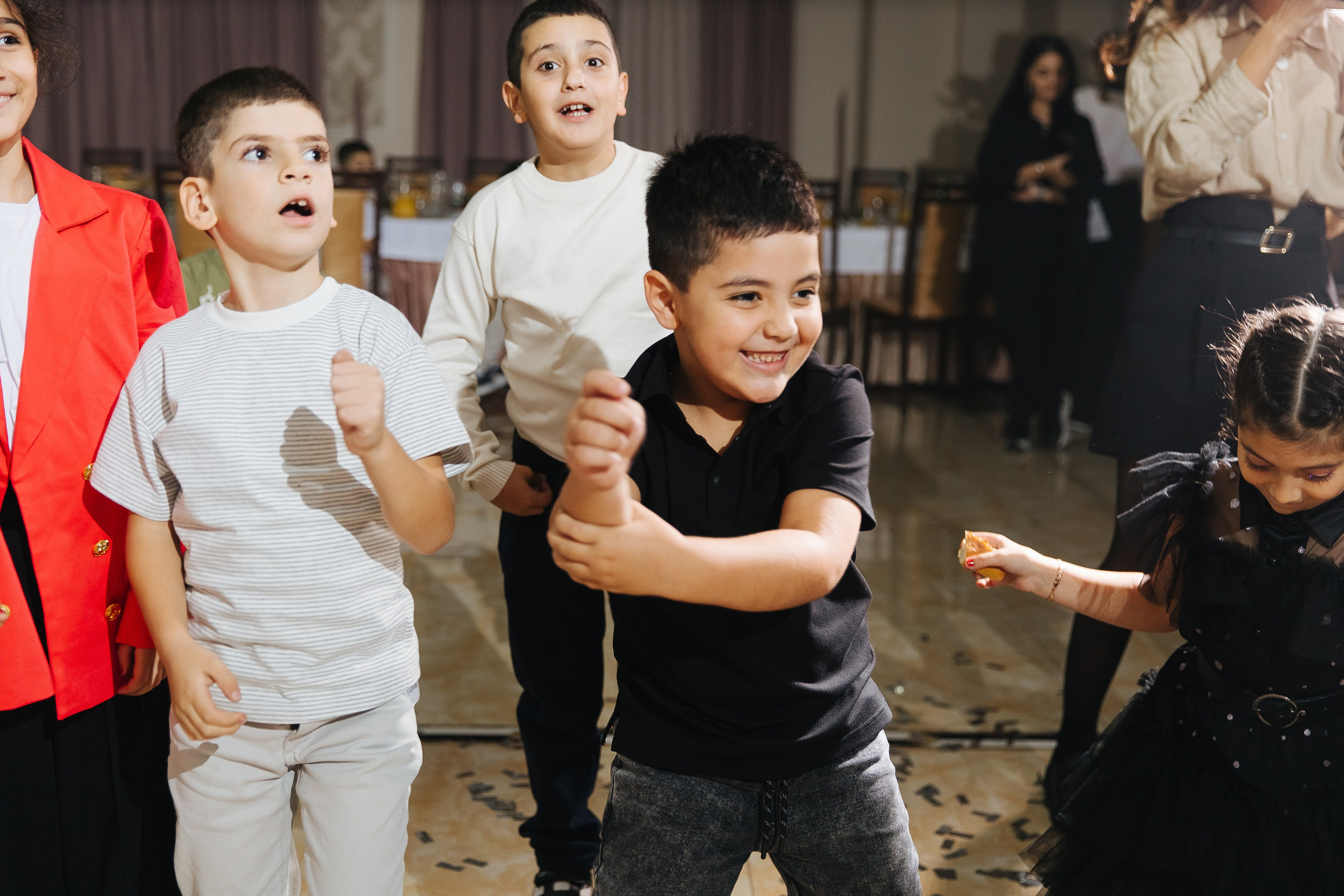 Ани и Назели. 35&5 День рождения, «Янтарь». Фотограф в Красноярске Надежда Воскресенская