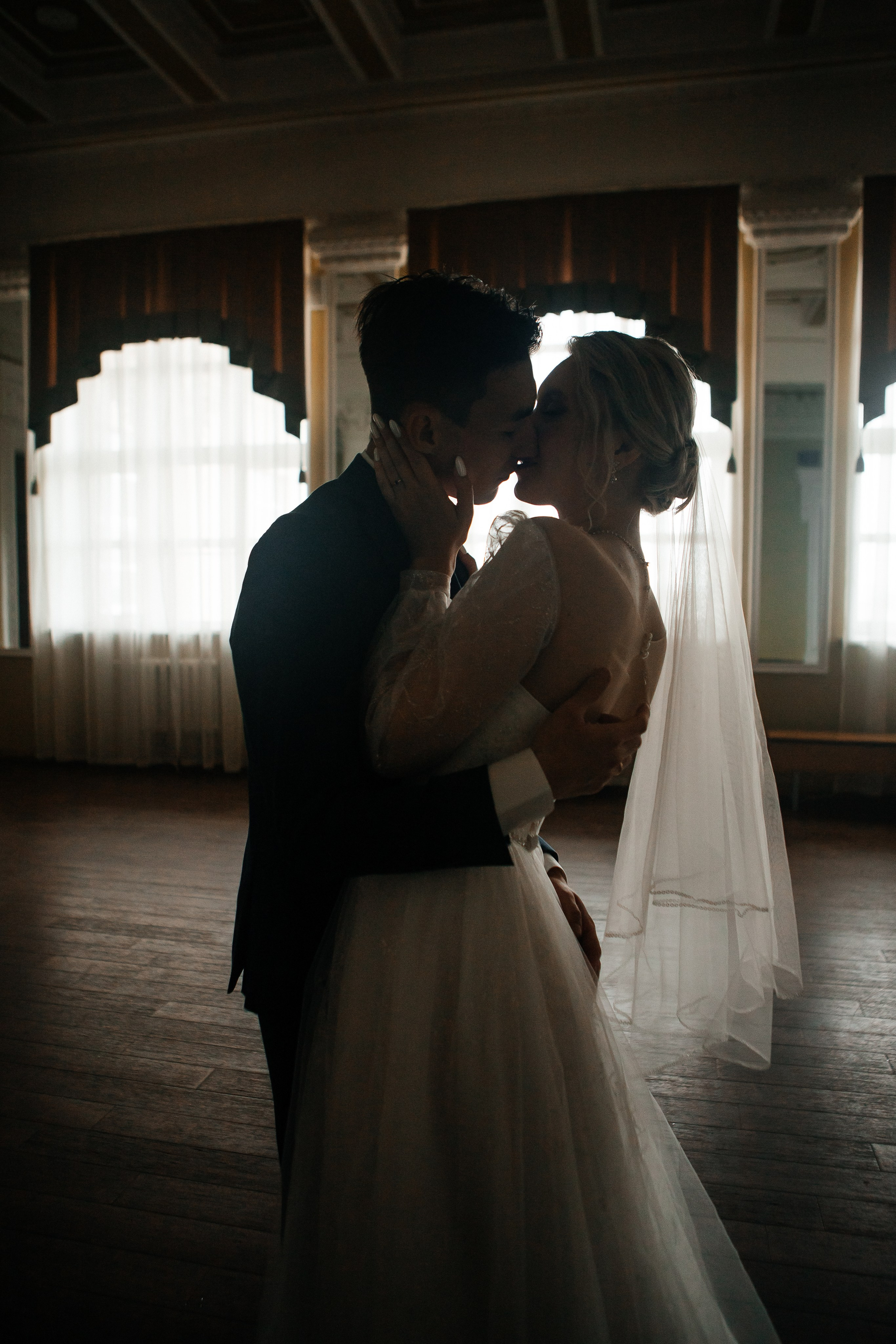 Евгения и Николай утренние сборы. Свадебный фотограф Виктория Чуйко Магнитогорск. Визуал для бизнеса