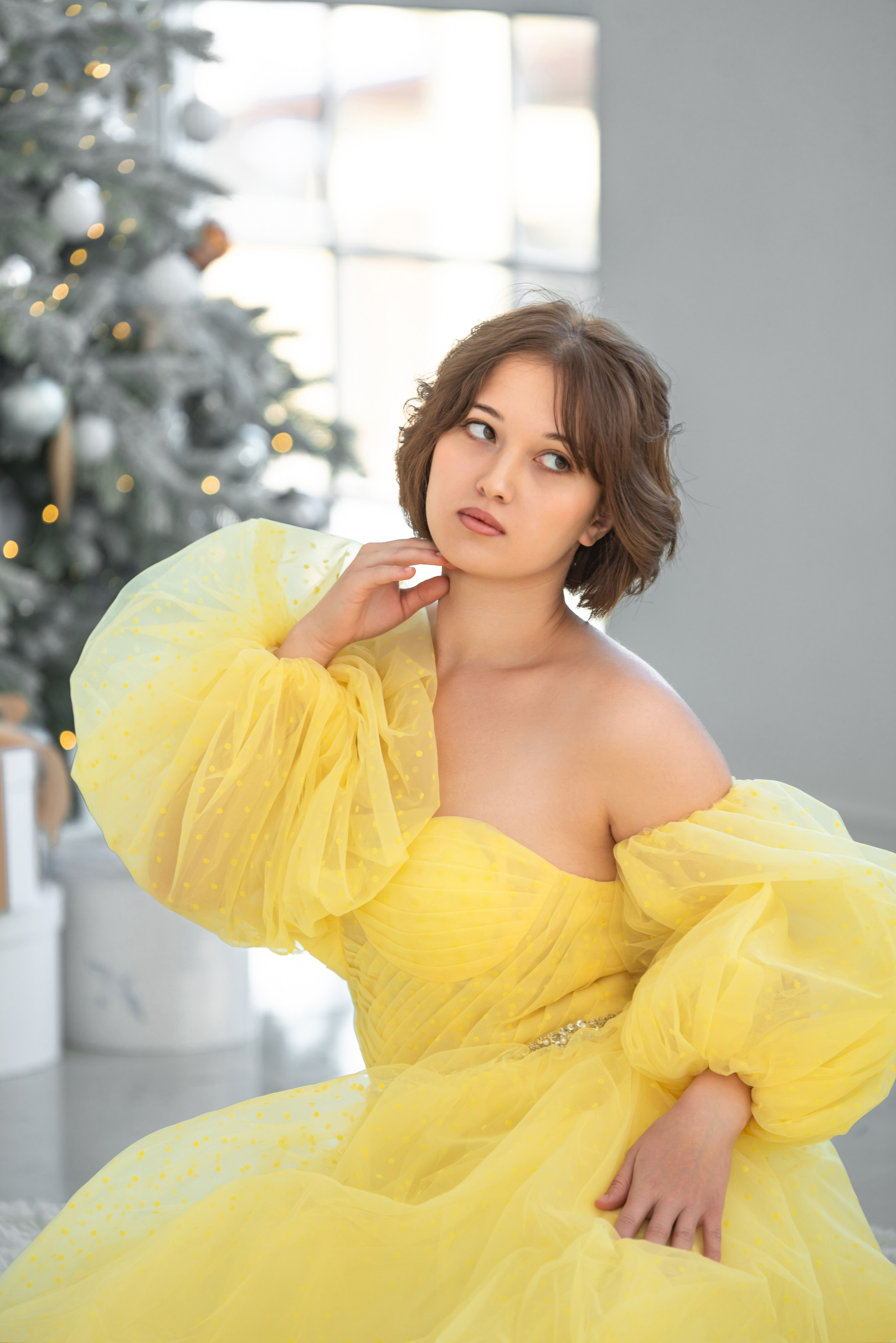 Пышное желтое фатиновое платье со шлейфом напрокат в аренду на фотосессию на Байкале