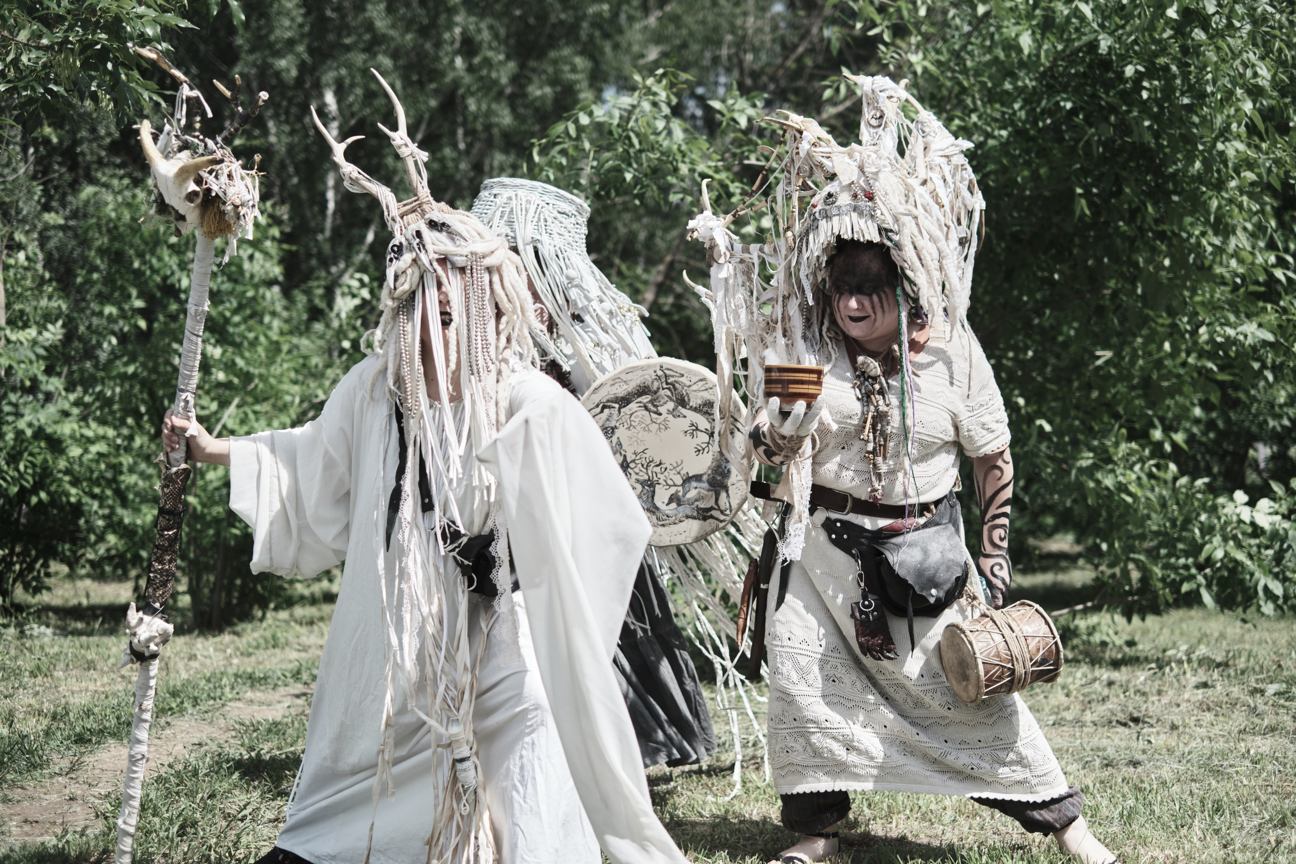 Белые Шаманы исполняют танец