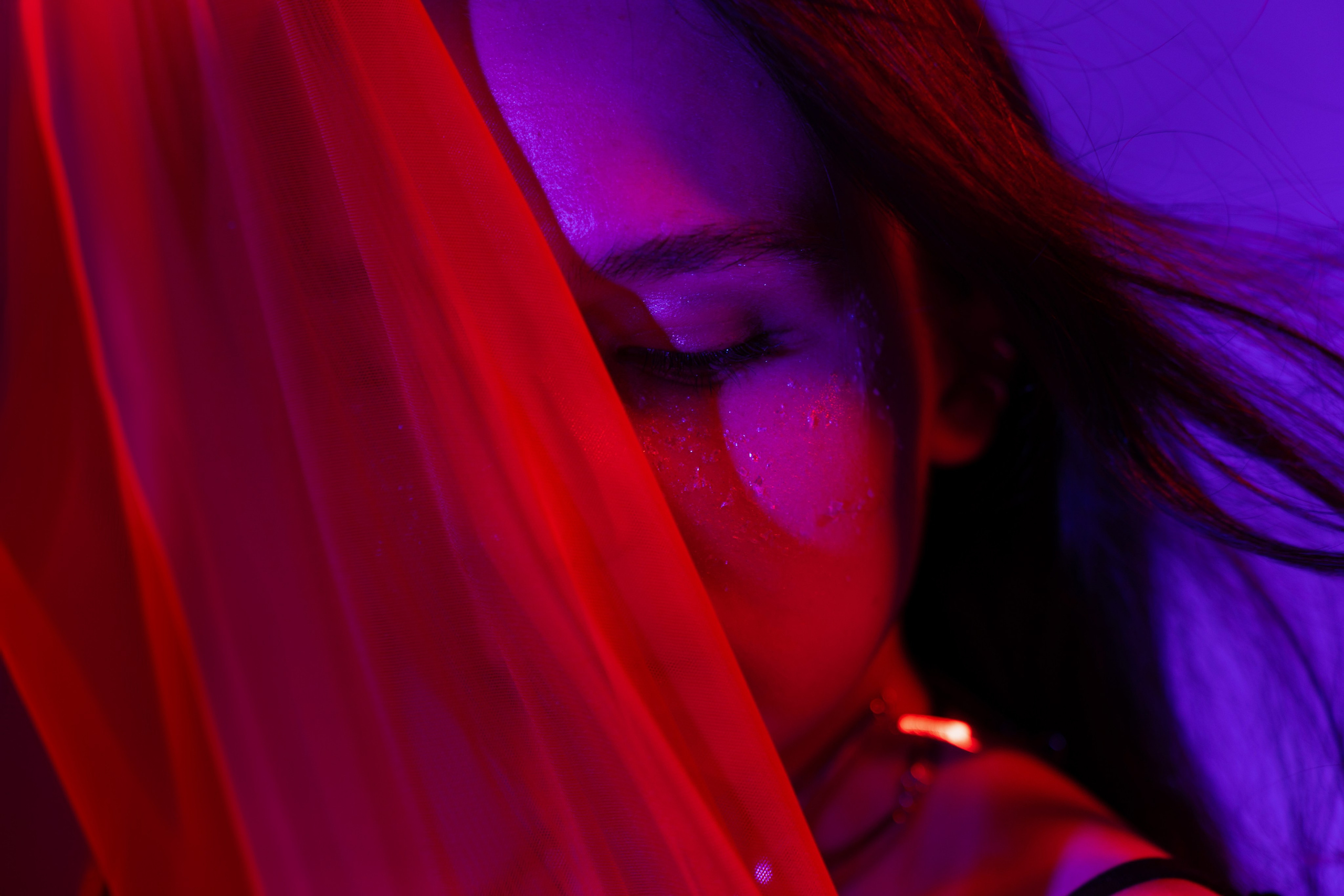 Портретное арт фото девушки с цветным светом в стиле киберпанк в фотостудии Молоко