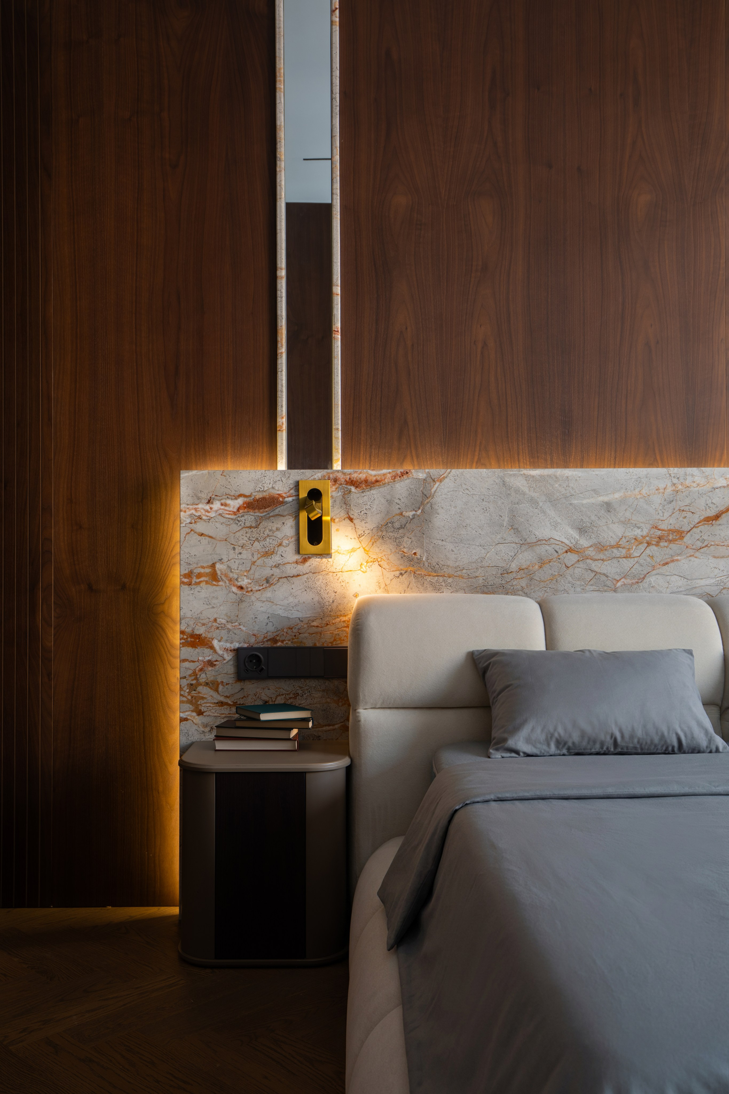 Интерьерная съёмка спальной комнаты