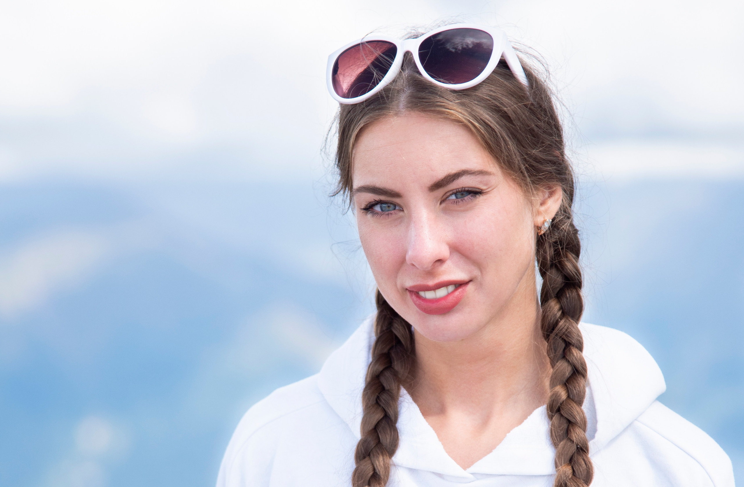 красивая девушка, русые косы, белая кофта, очки, вершина горы, красная поляна