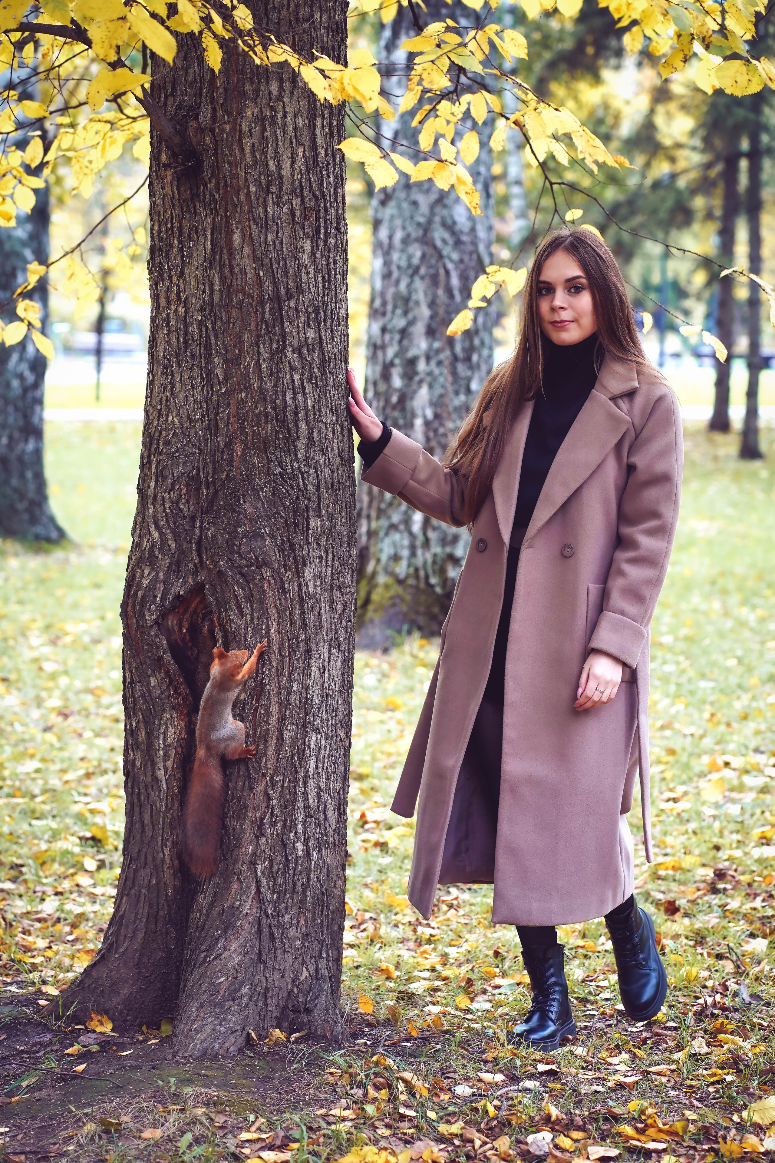 Фотограф в Казани - девушка в парке Горького с белкой