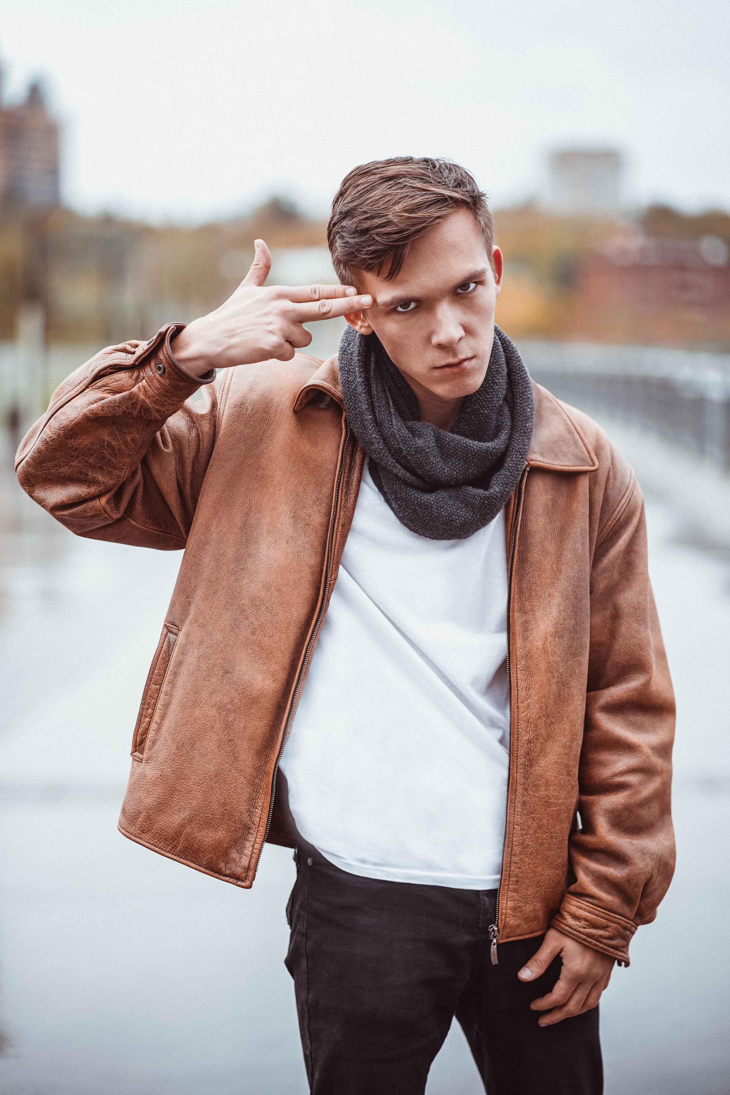 Фотосессия парня на улице