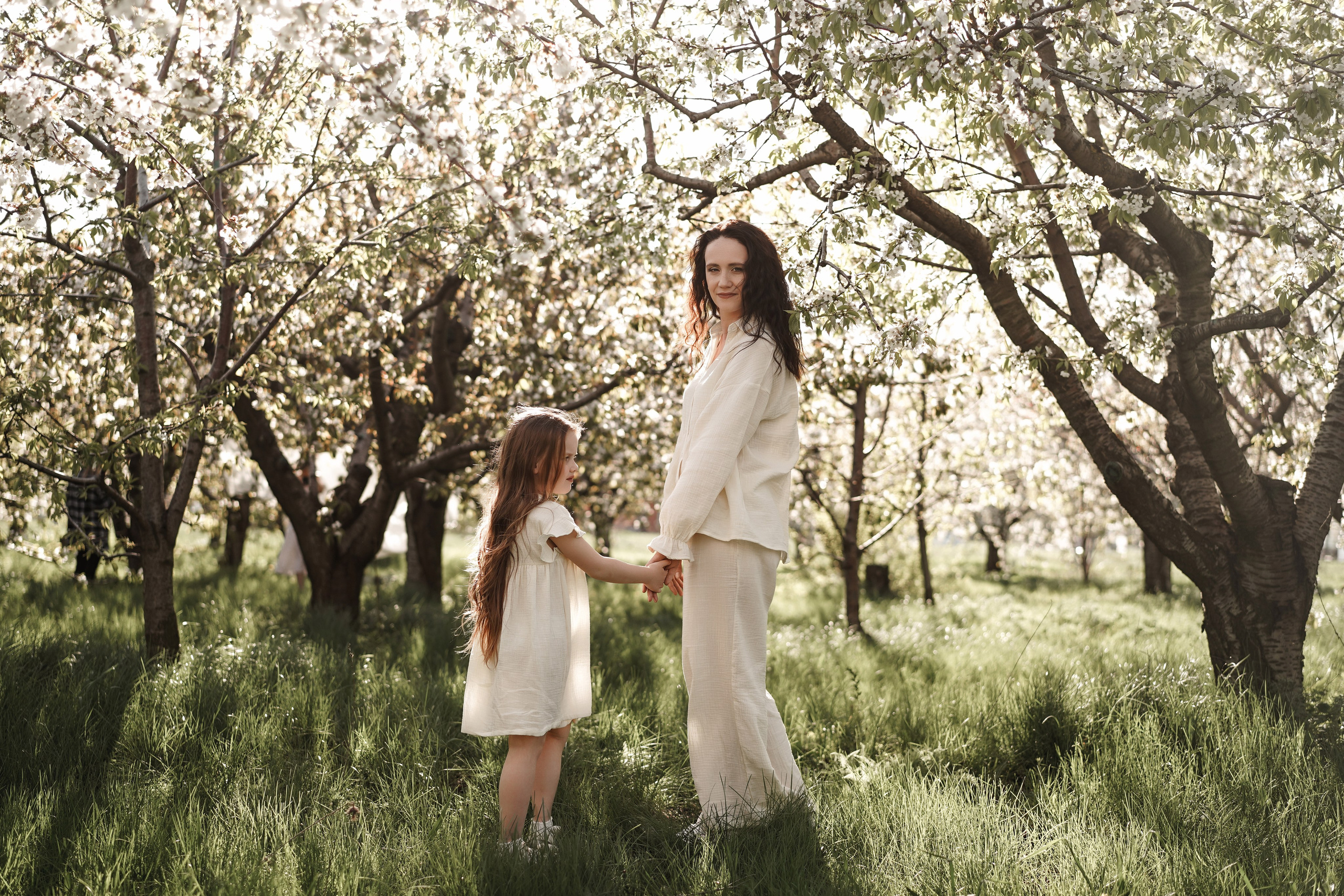 Семейная фотосессия на цветущих садах. Свадебный фотограф в Ростове-на-Дону. Таинство Крещения и Венчания, семейные фотосессии. Алёна Чёботова