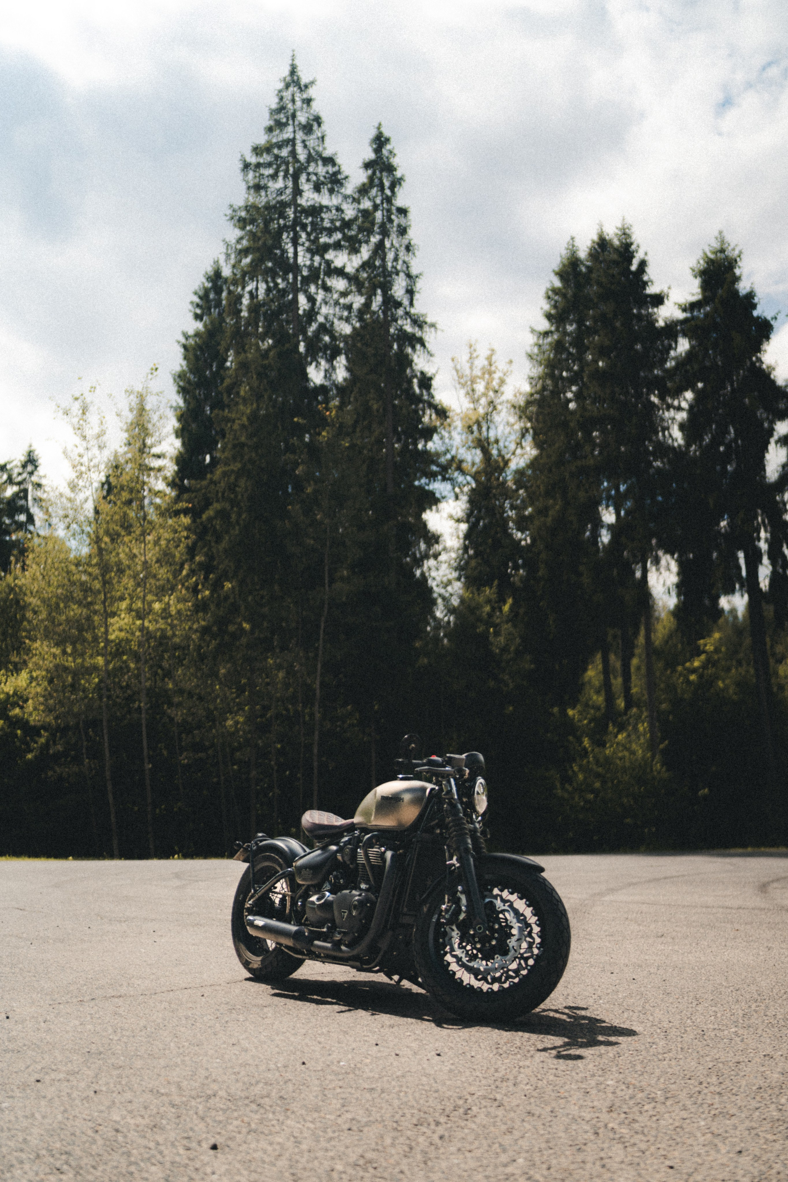 Портретная фотосессия с мотоциклом Triumph Bobber 1200. Фотограф Илья К. в Москве