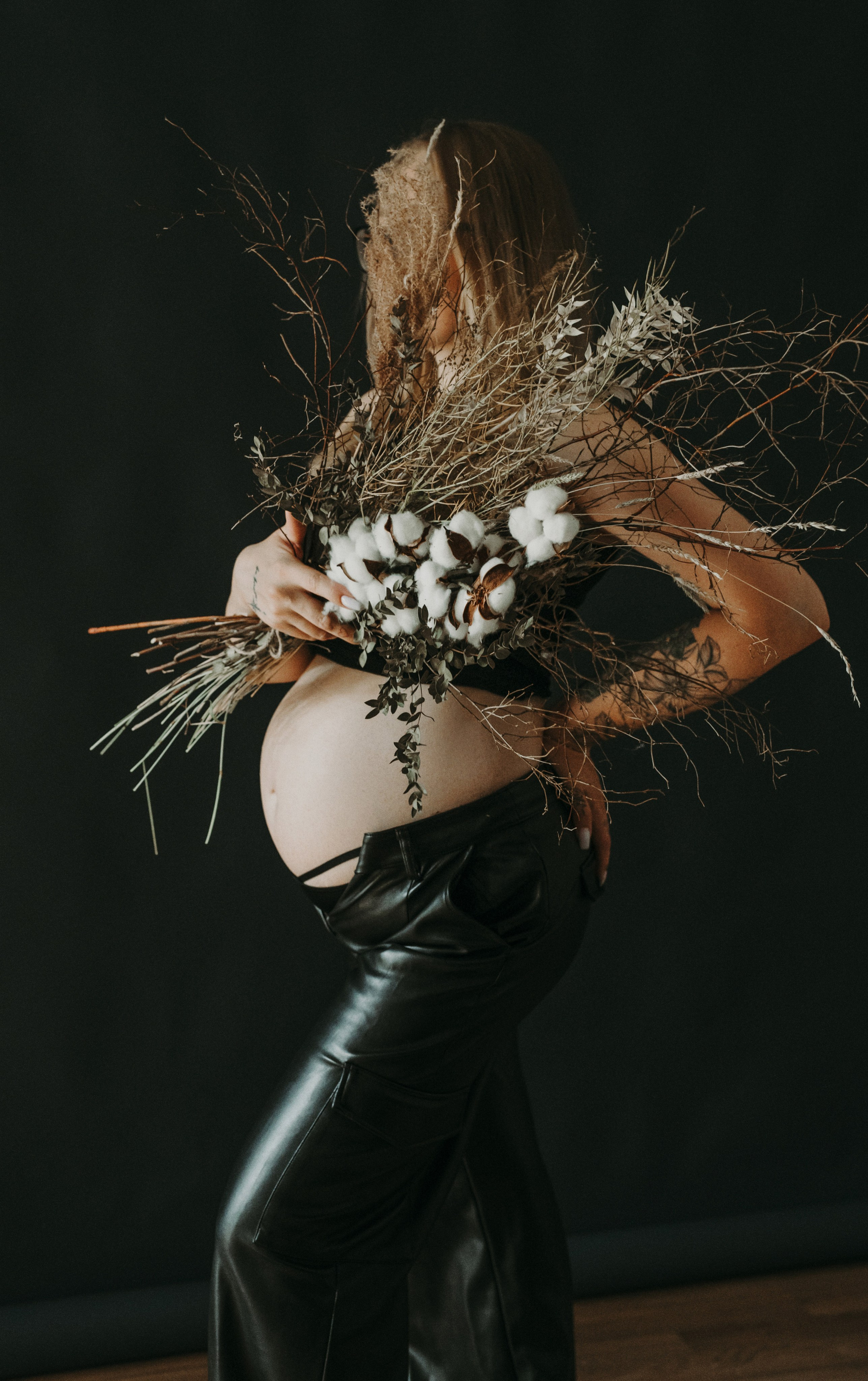 На черном фоне. Семейный и контент фотограф