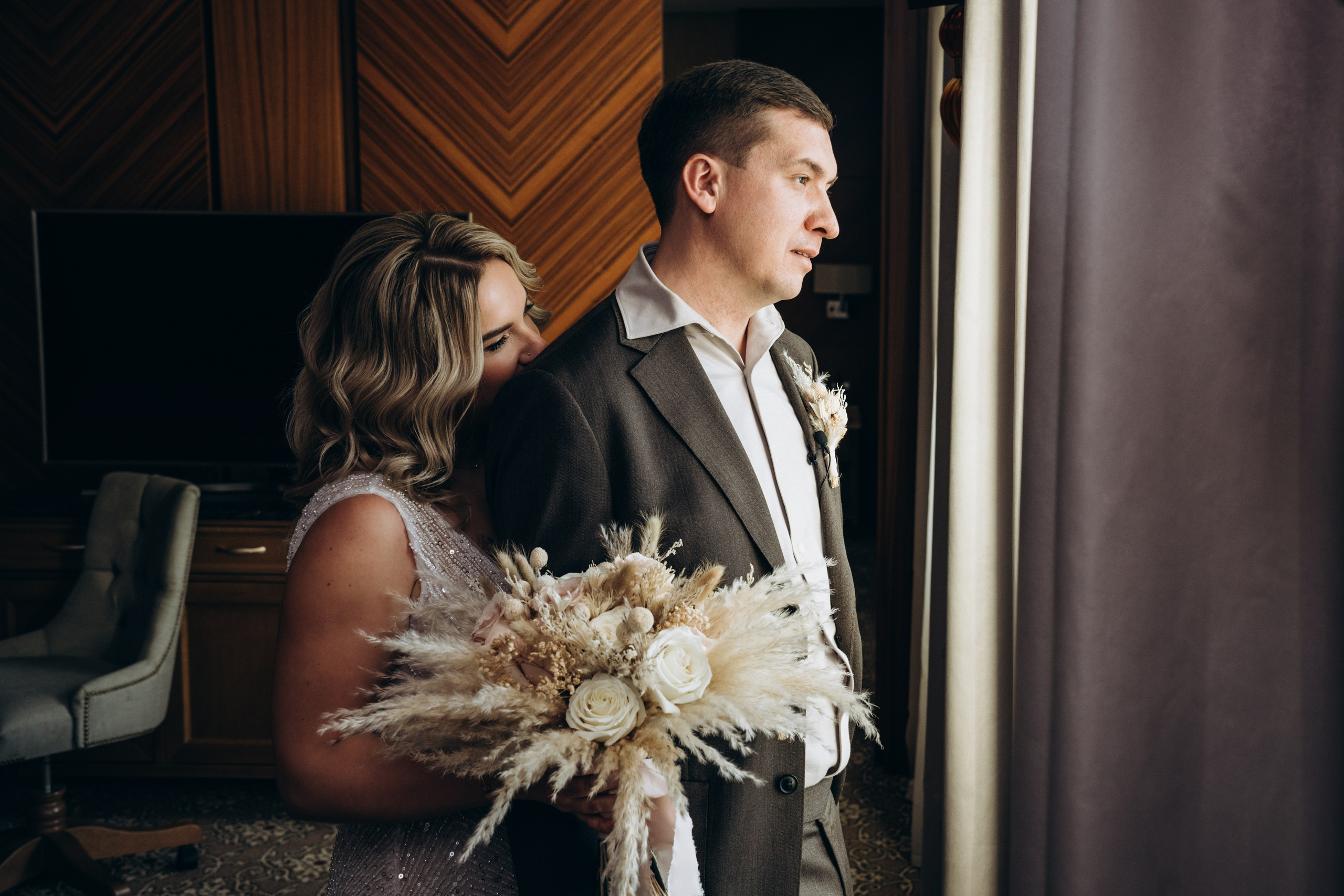 Молодожены держатся за руки на фоне городских улиц — стильные и современные свадебные фотографии в Москве.