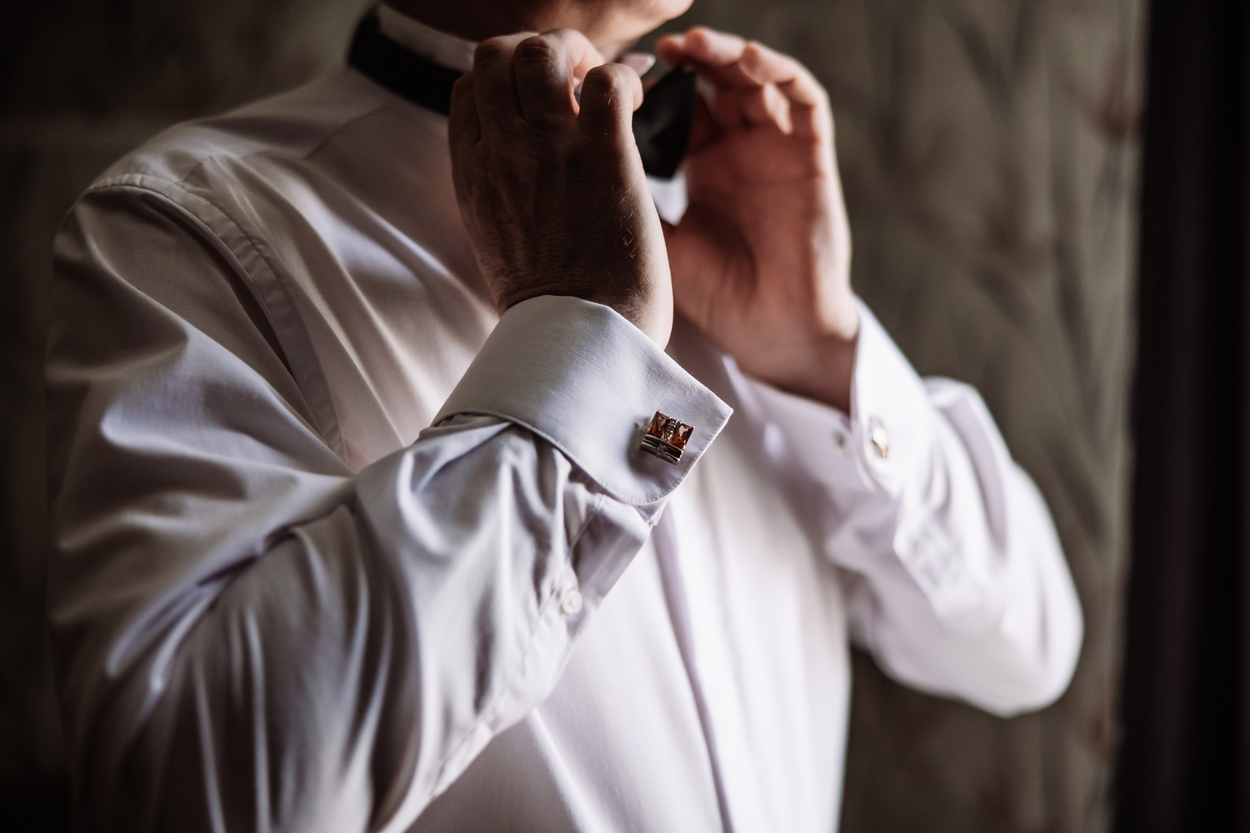 жених поправляет бабочку - фото крупным планом