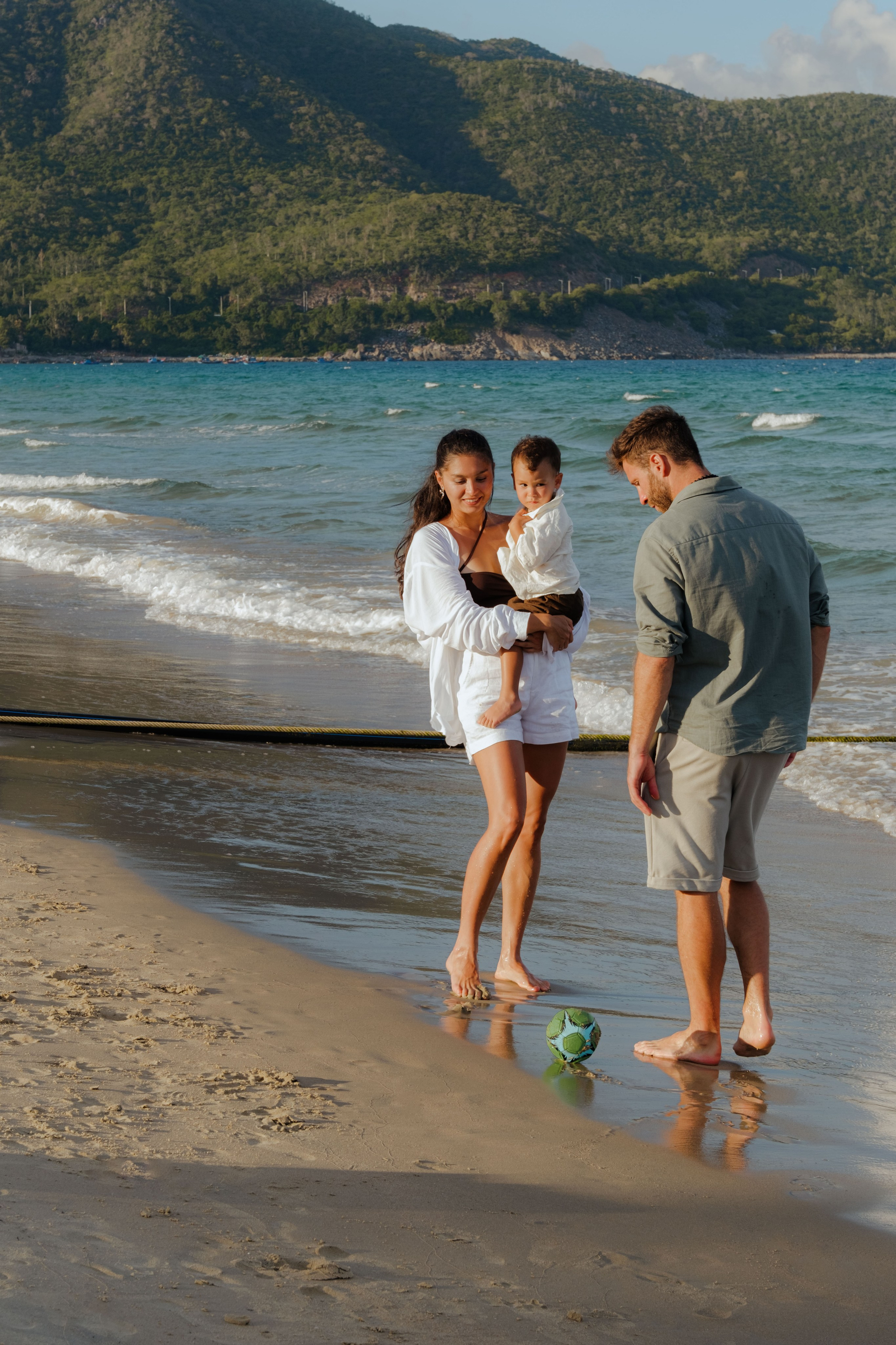 Mother and daughters. Portrait photographer Nha Trang | Julia Meshanina