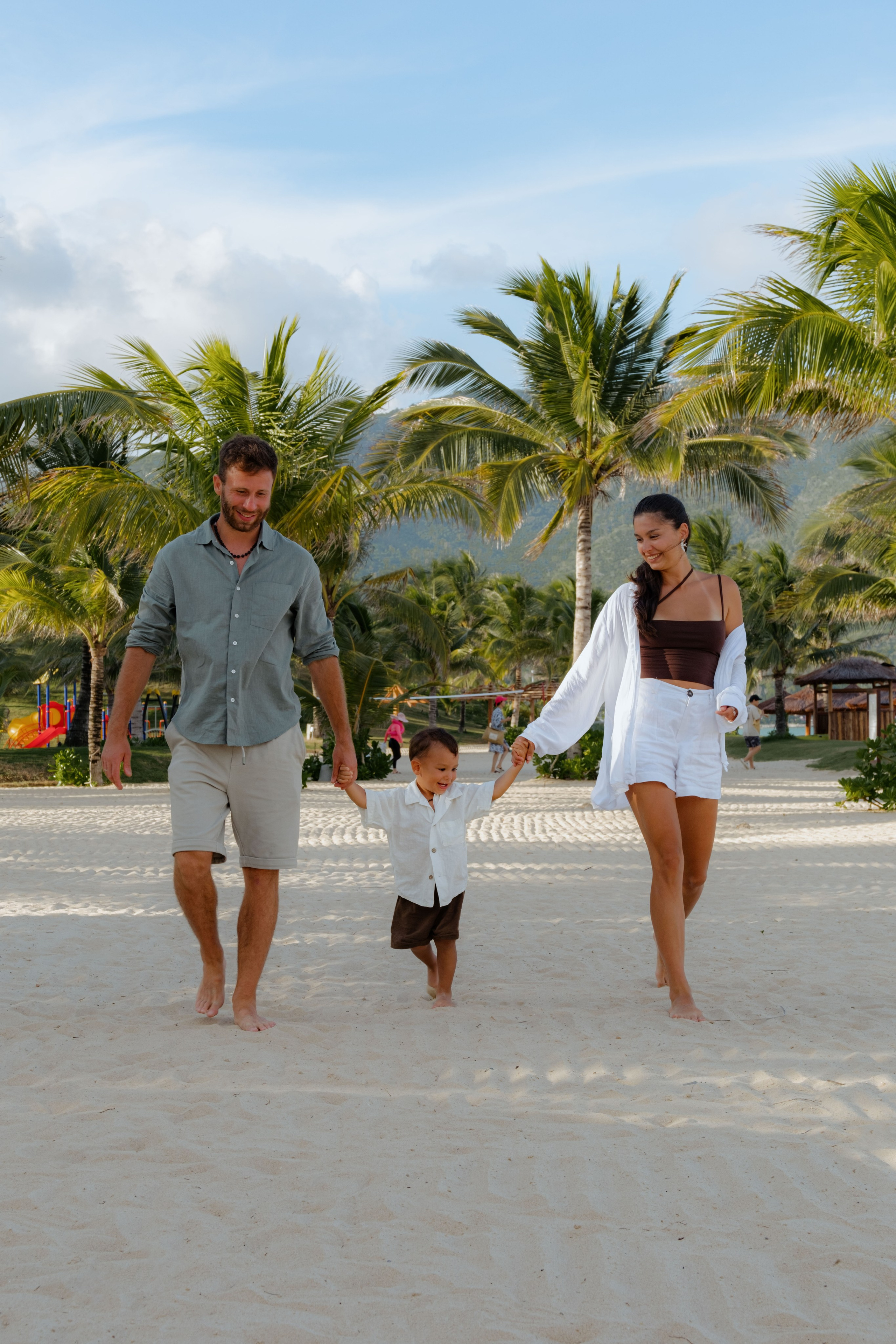 Mother and daughters. Portrait photographer Nha Trang | Julia Meshanina