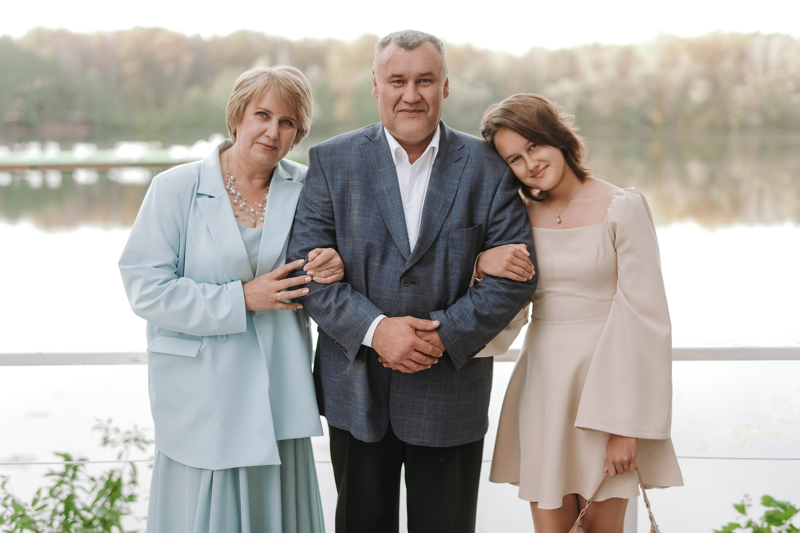 Профессиональная свадебная съемка в Уфе. Семейный портрет на природе, фотограф в жанре свадебной и семейной фотографии.