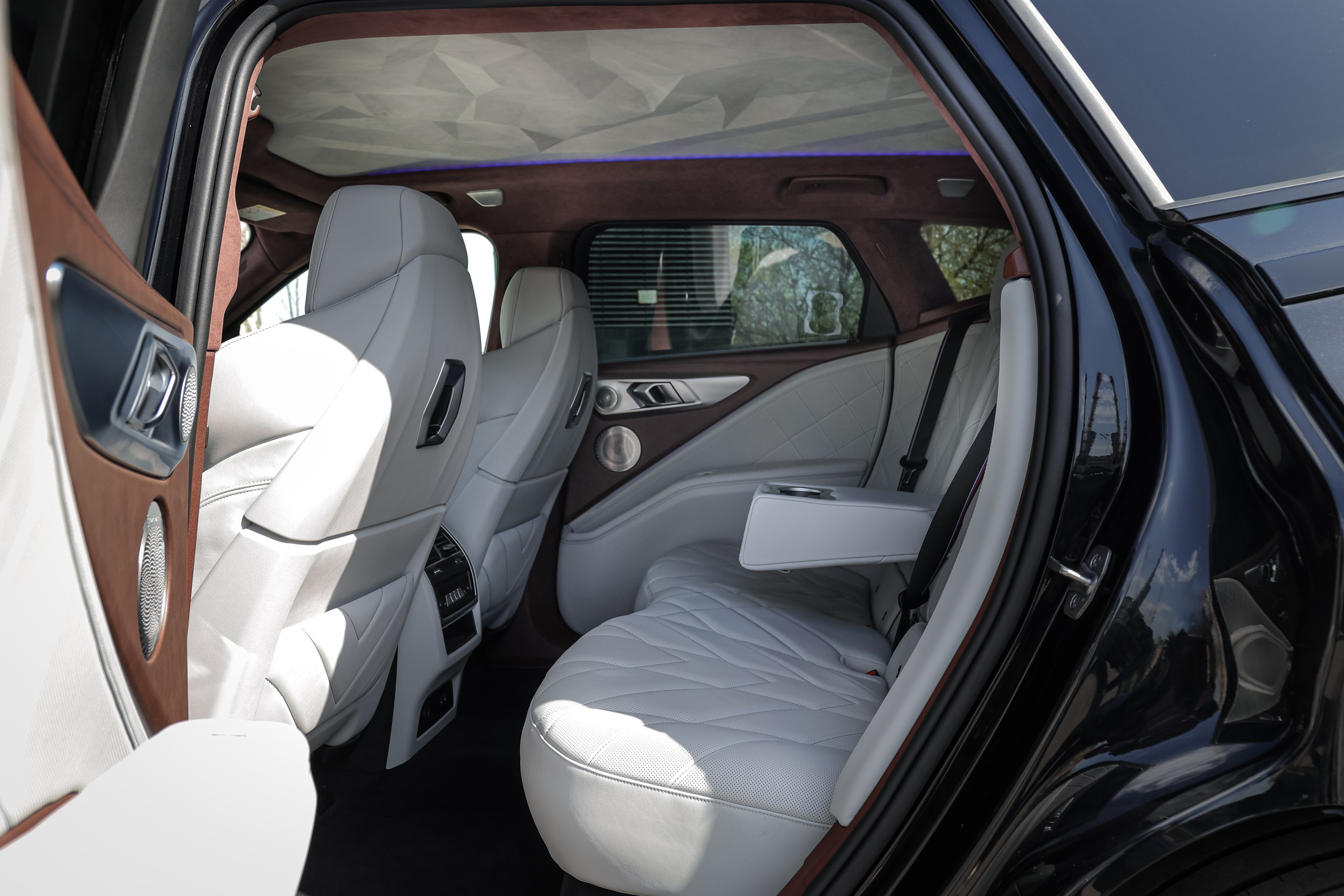 2024 BMW XM. Mixturecaptures