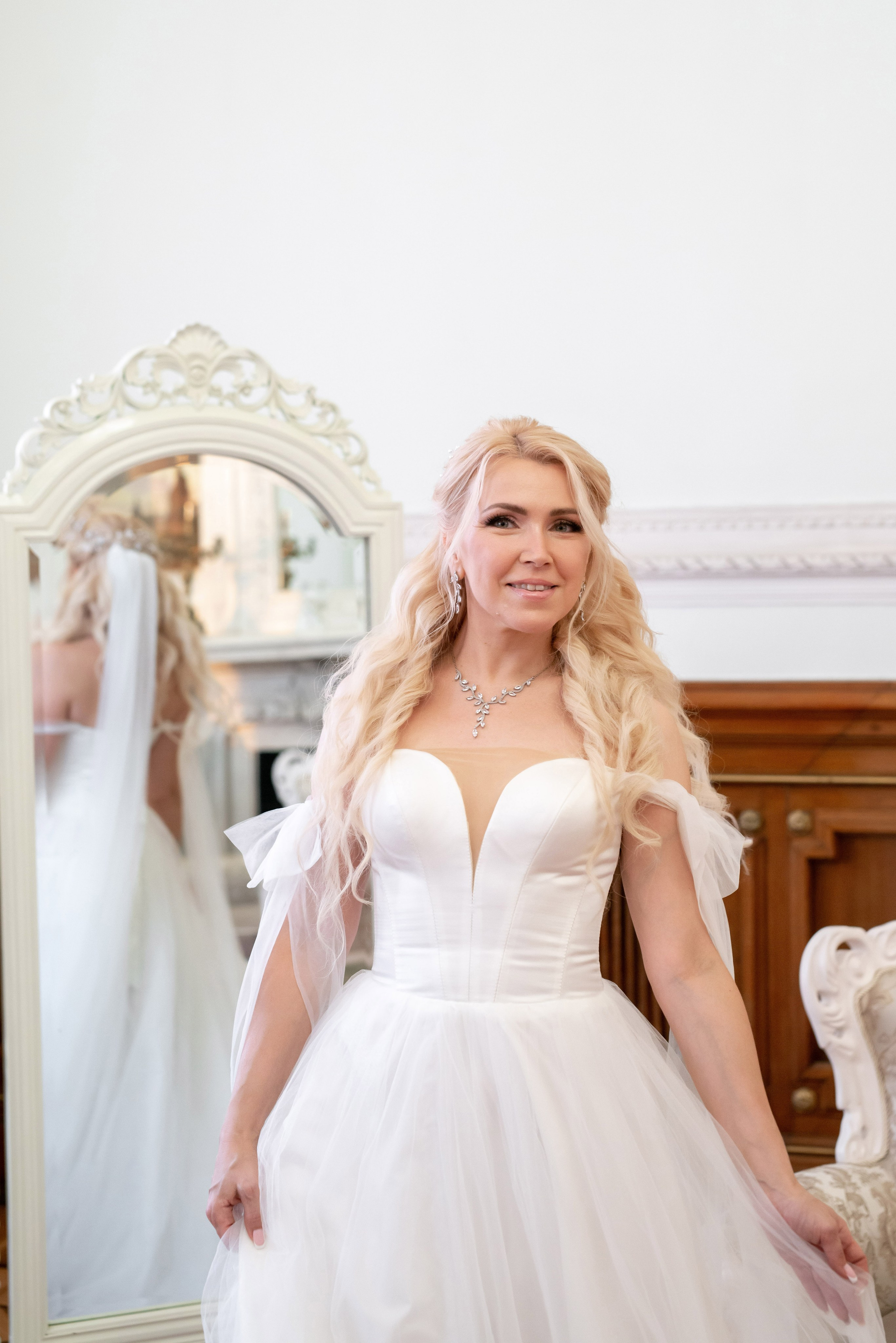 Евгения (фотосессия с малиновым chevrolet camaro, в сирени в Пушкине в Екатерининском парке). Портретный, семейный и свадебный фотограф в Санкт-Петербурге и в Пушкине Ширяев Денис