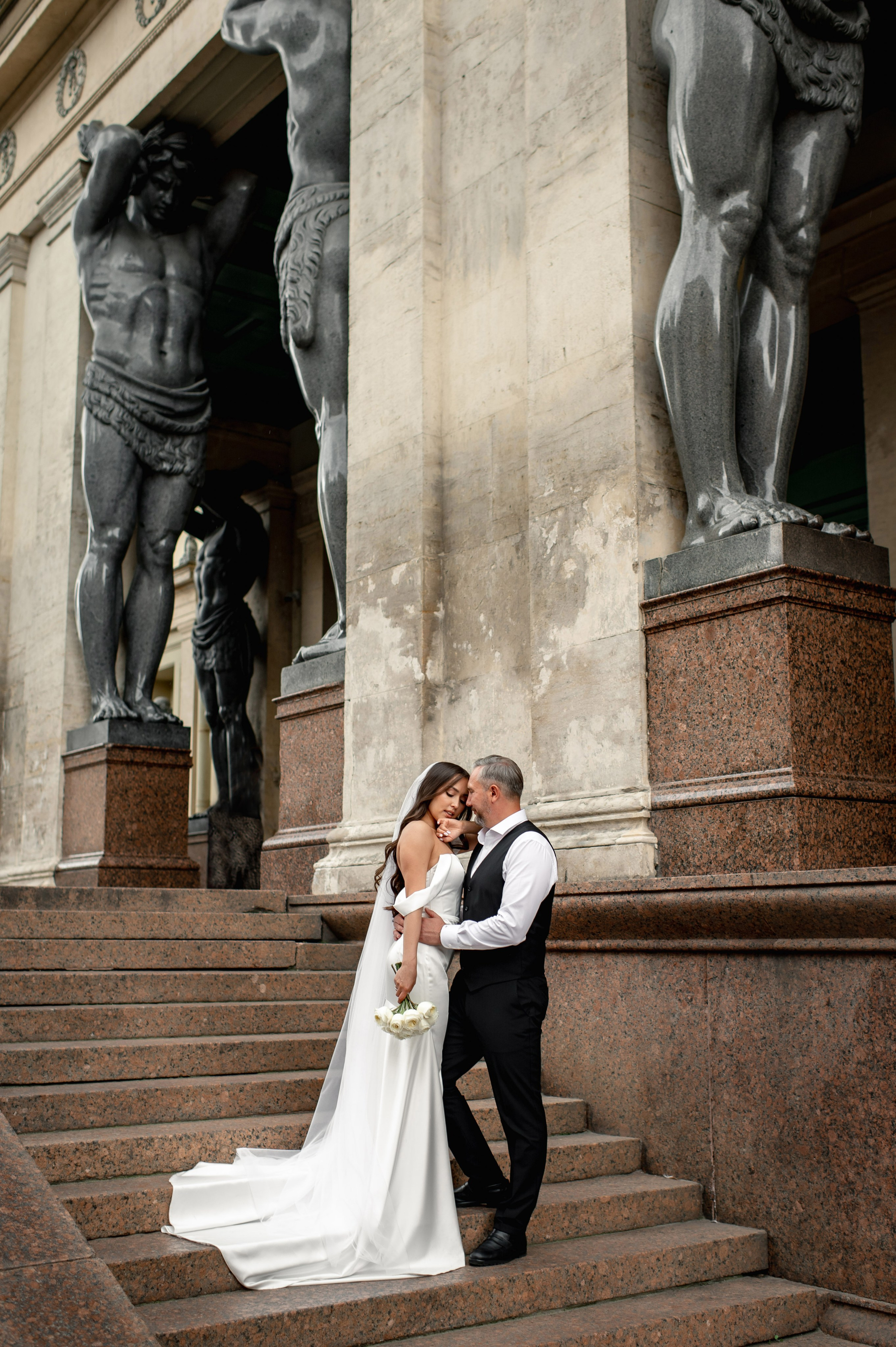 Классическая свадебная фотосессия Аины и Антона по самым красивым местам для свадебной прогулки в Санкт-Петербурге. Портретный, семейный и свадебный фотограф в Санкт-Петербурге и в Пушкине Ширяев Денис