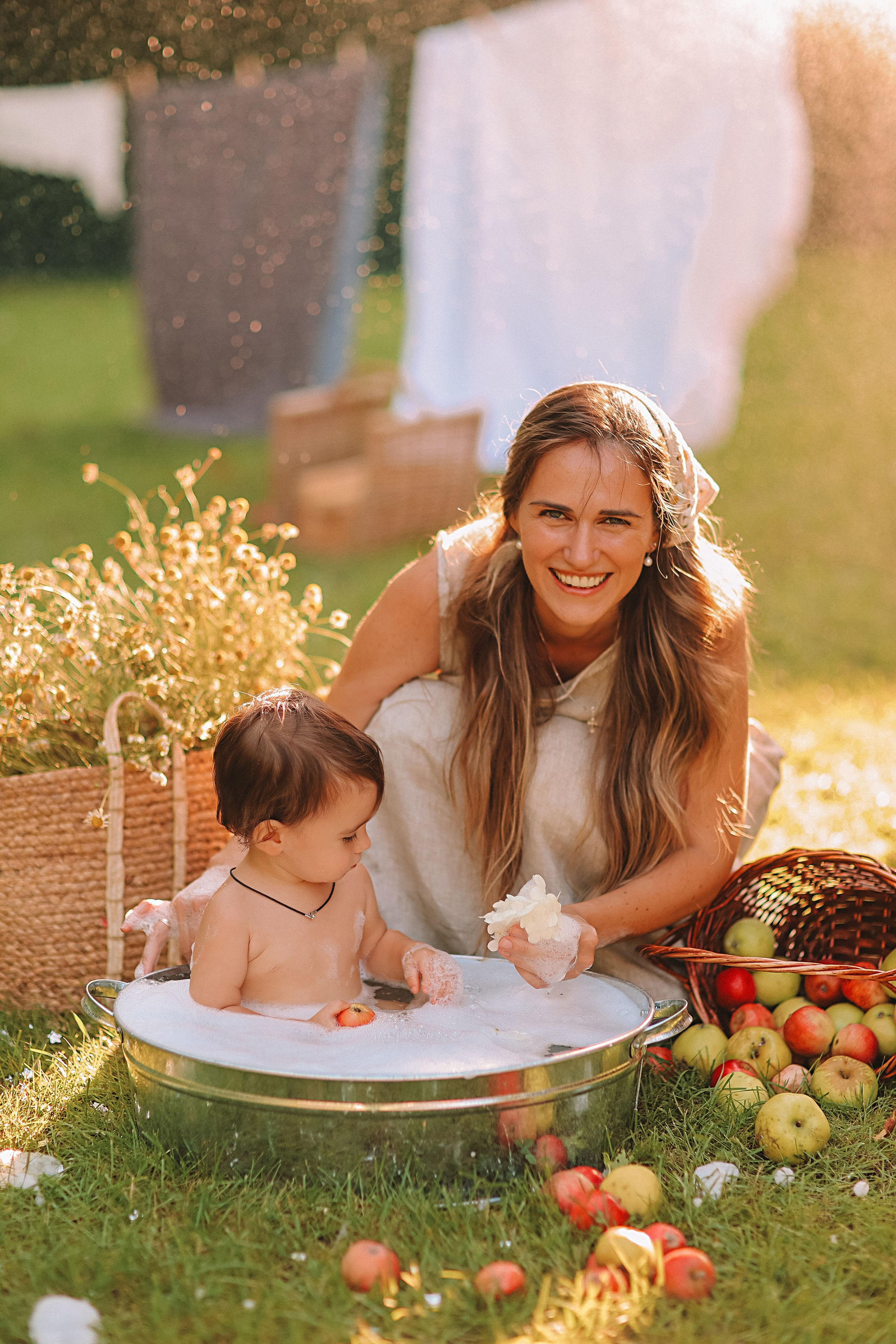 Стирка у дома. Семейный фотограф Тюмень, фотограф на роды Салмина Мария