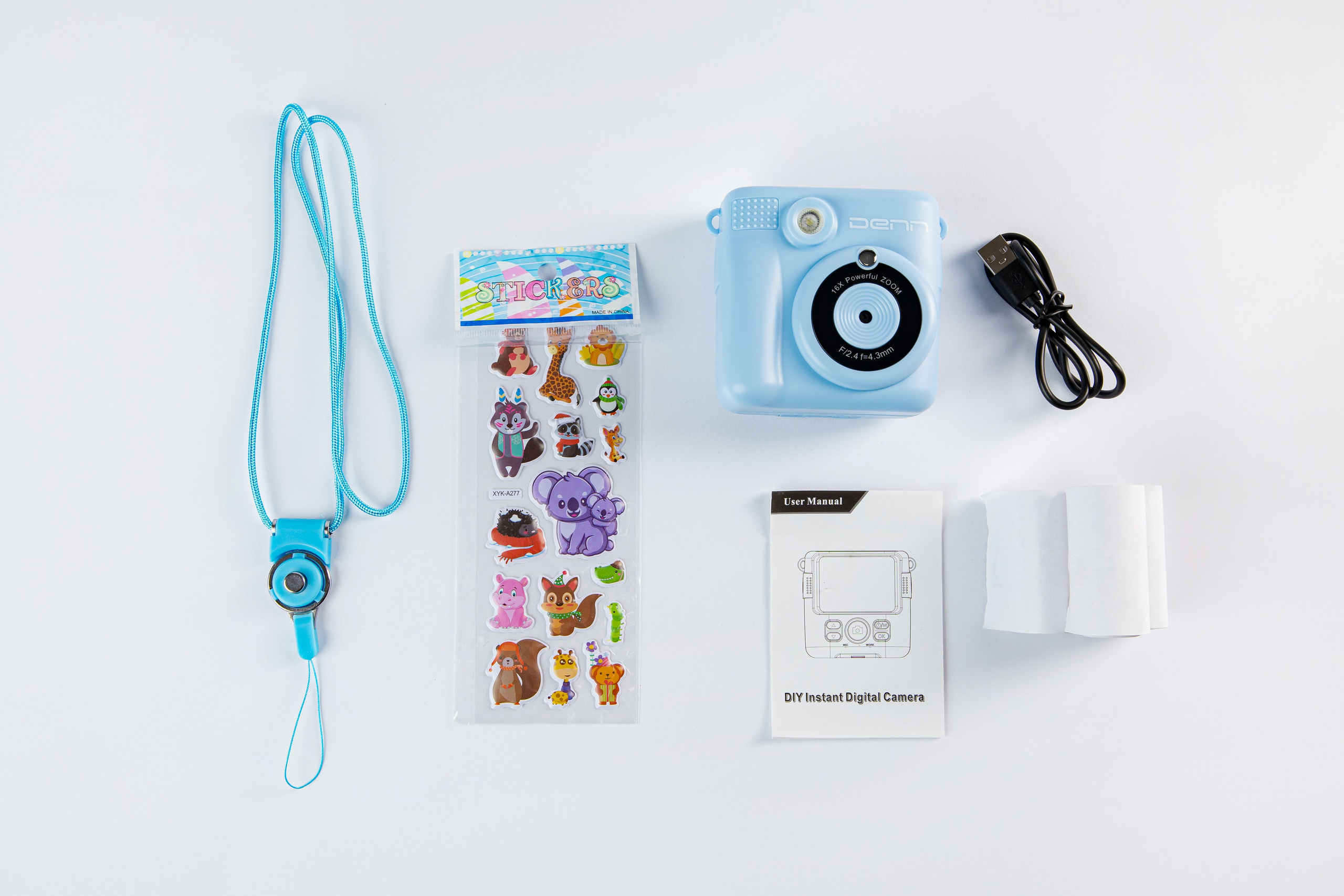 Фотоаппарат моментальной печати и аксессуары на белом фоне