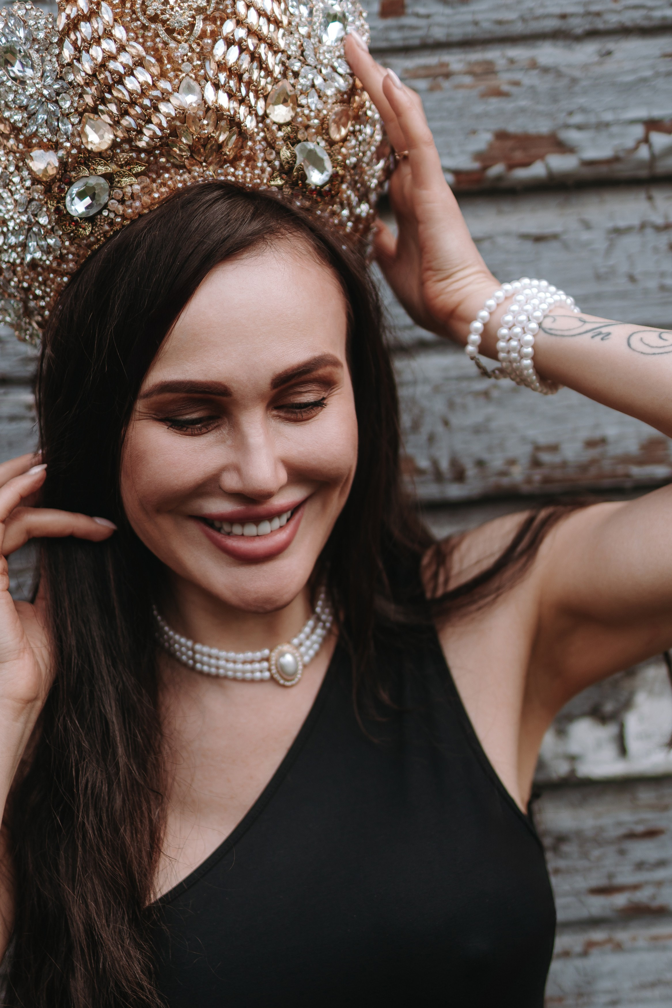 фотосессия девушки на мягком кресле