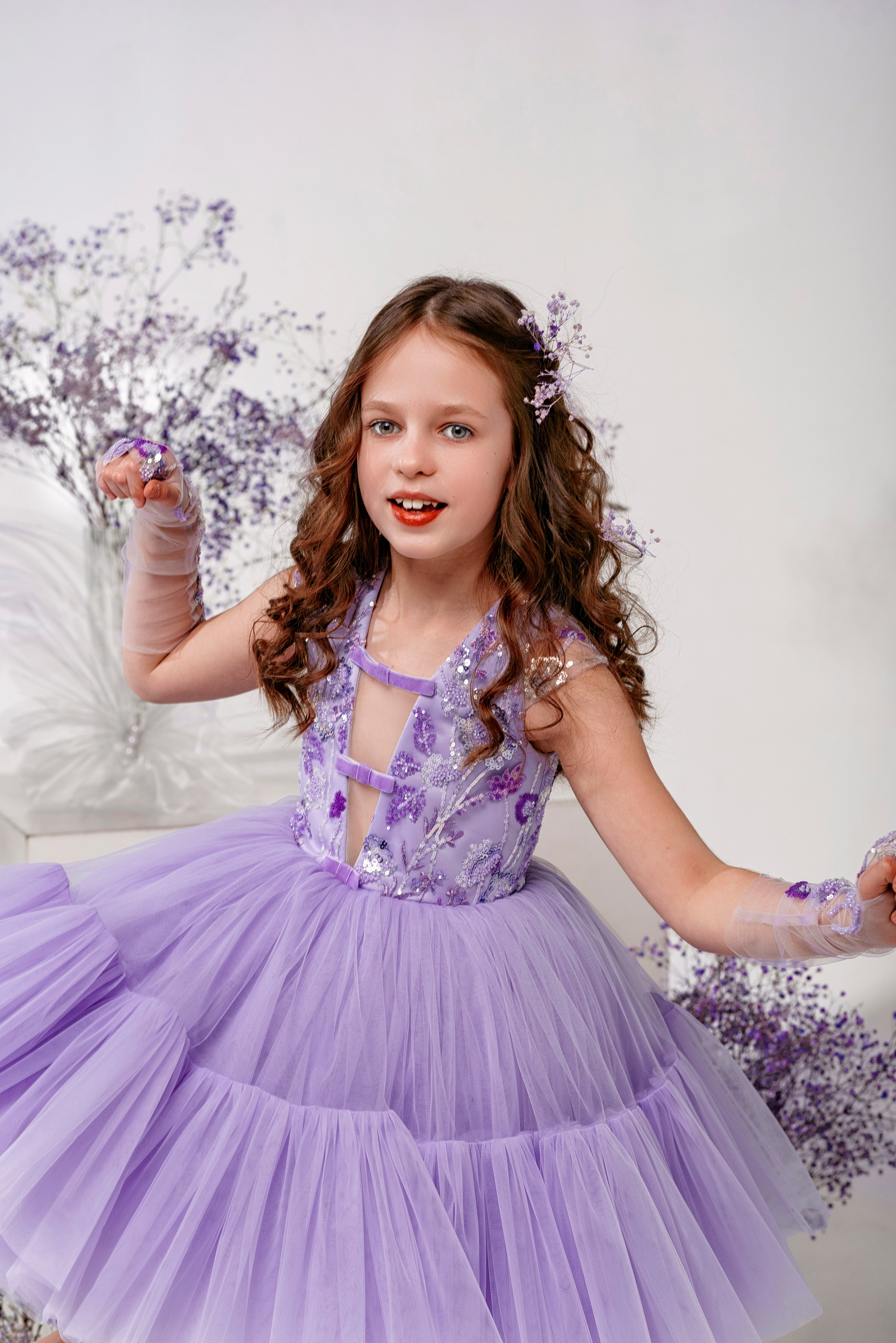 лавандовое платье, фиолетовая гипсофила, фотосессия в студии, фиолетовый