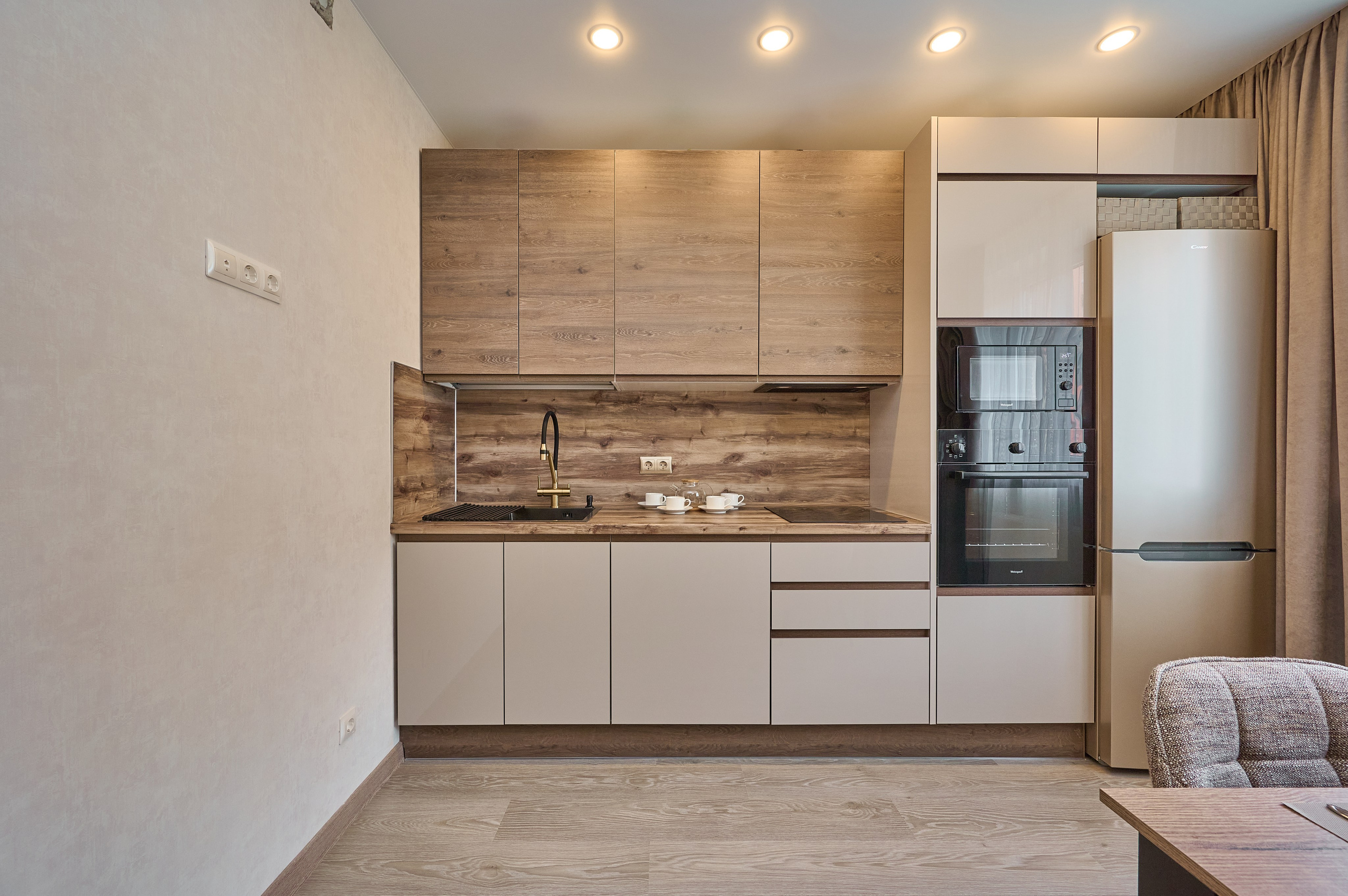 кухня светлые оттенки деревянные шкафчики 