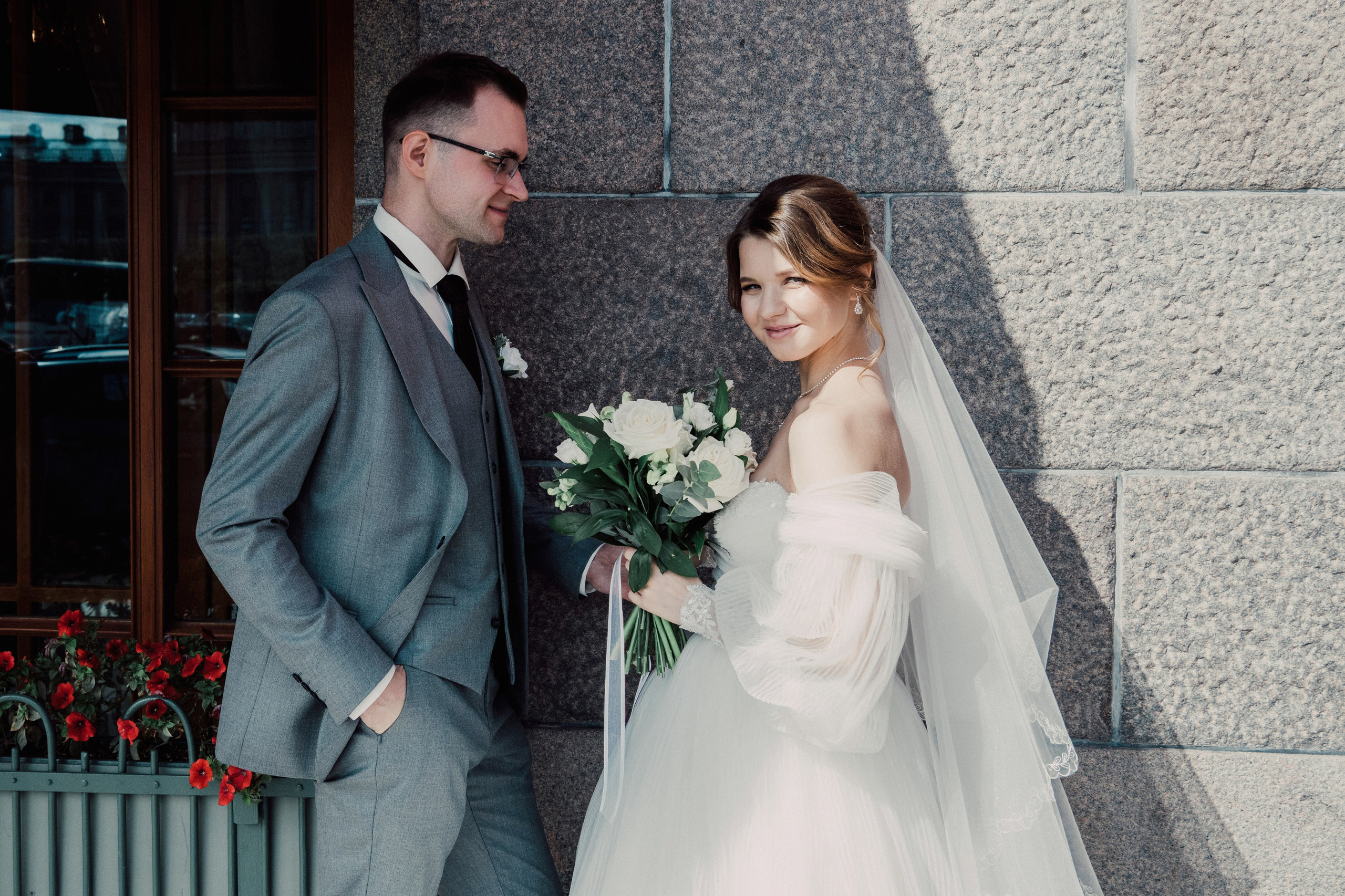 свадебное фото возле ресторана