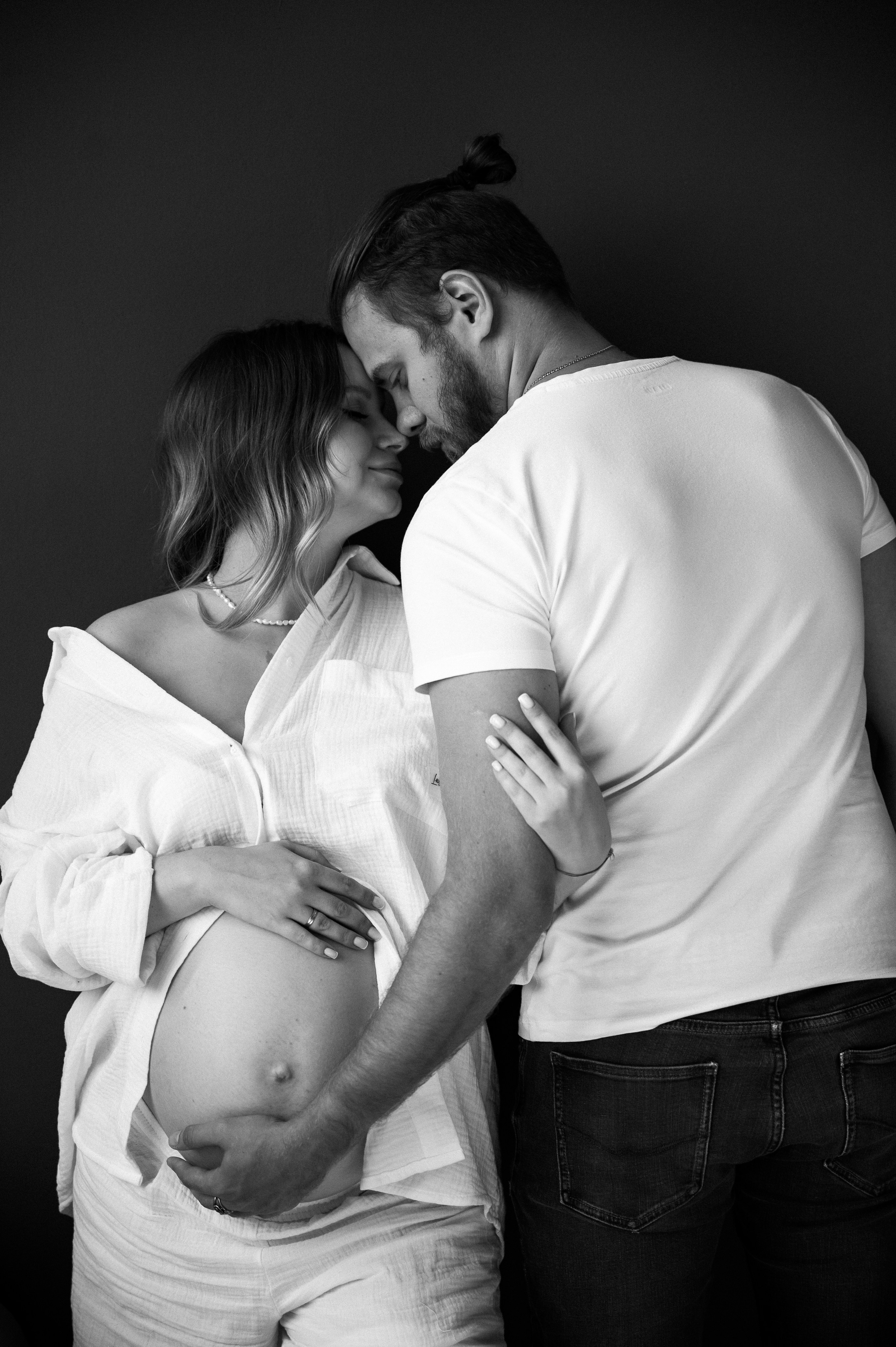 Домашняя фотосессия, съемка беременности дома, фотосессия беременности, беременность, идеи для съемки беременности дома, образ на фотосессию беременности, позы для беременной съемки, фотосессия беременности в студии, съемка деталей, семейный фотограф в Нижнем Новгороде, беременная фотосессия в Нижнем Новгороде, фотограф беременности в Нижнем Новгород