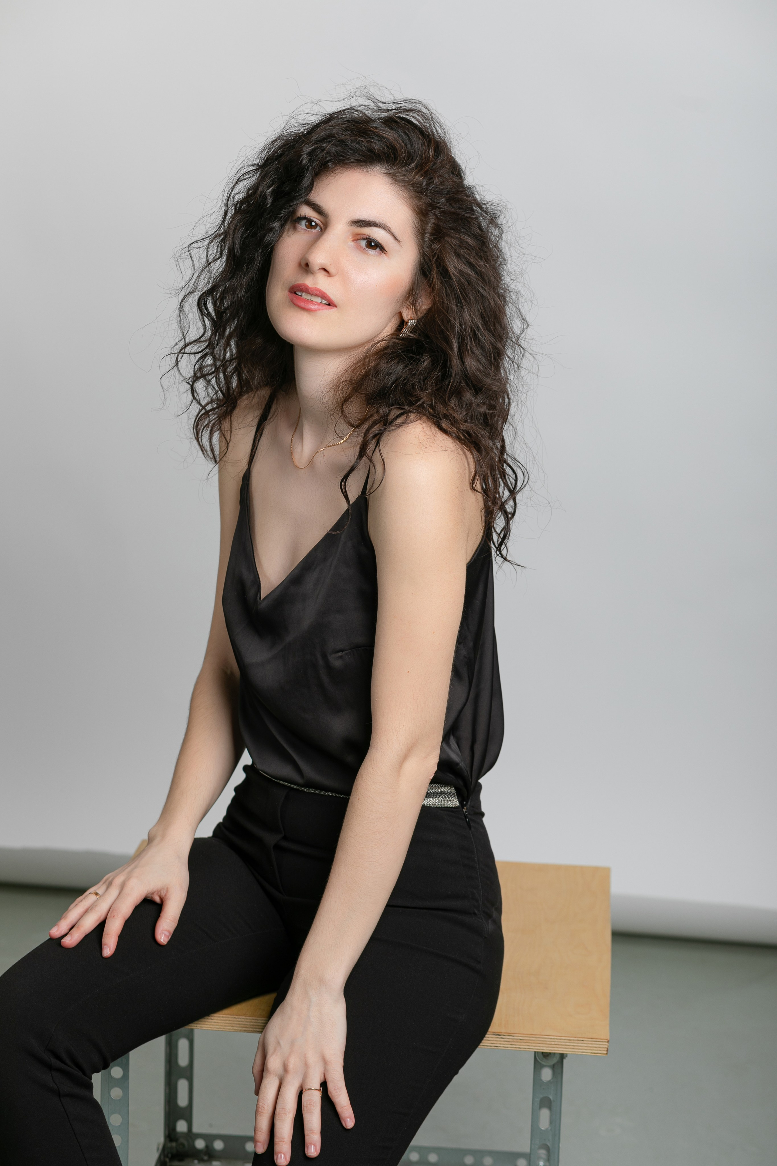 Портретная фотосессия женщины сидящие на стуле в профессиональной Фотостудии