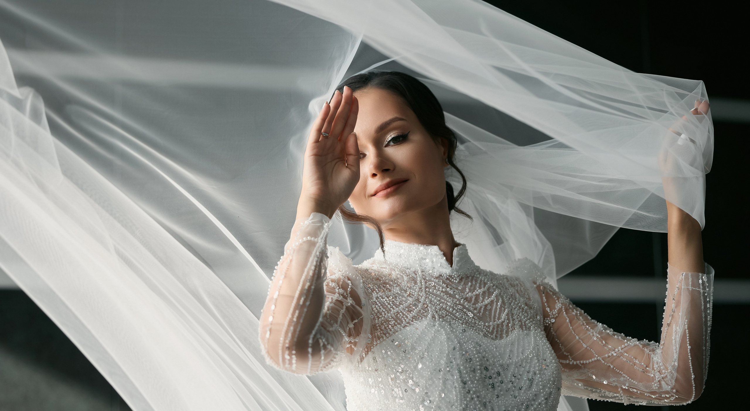 Аяз и Аделя. Свадебная фотосессия душевной пары в белых одеяниях на белых одеялах…. Мое имя Раиль. Я репортажный фотограф в Казани, так же мой любимый жанр — свадебный фотограф