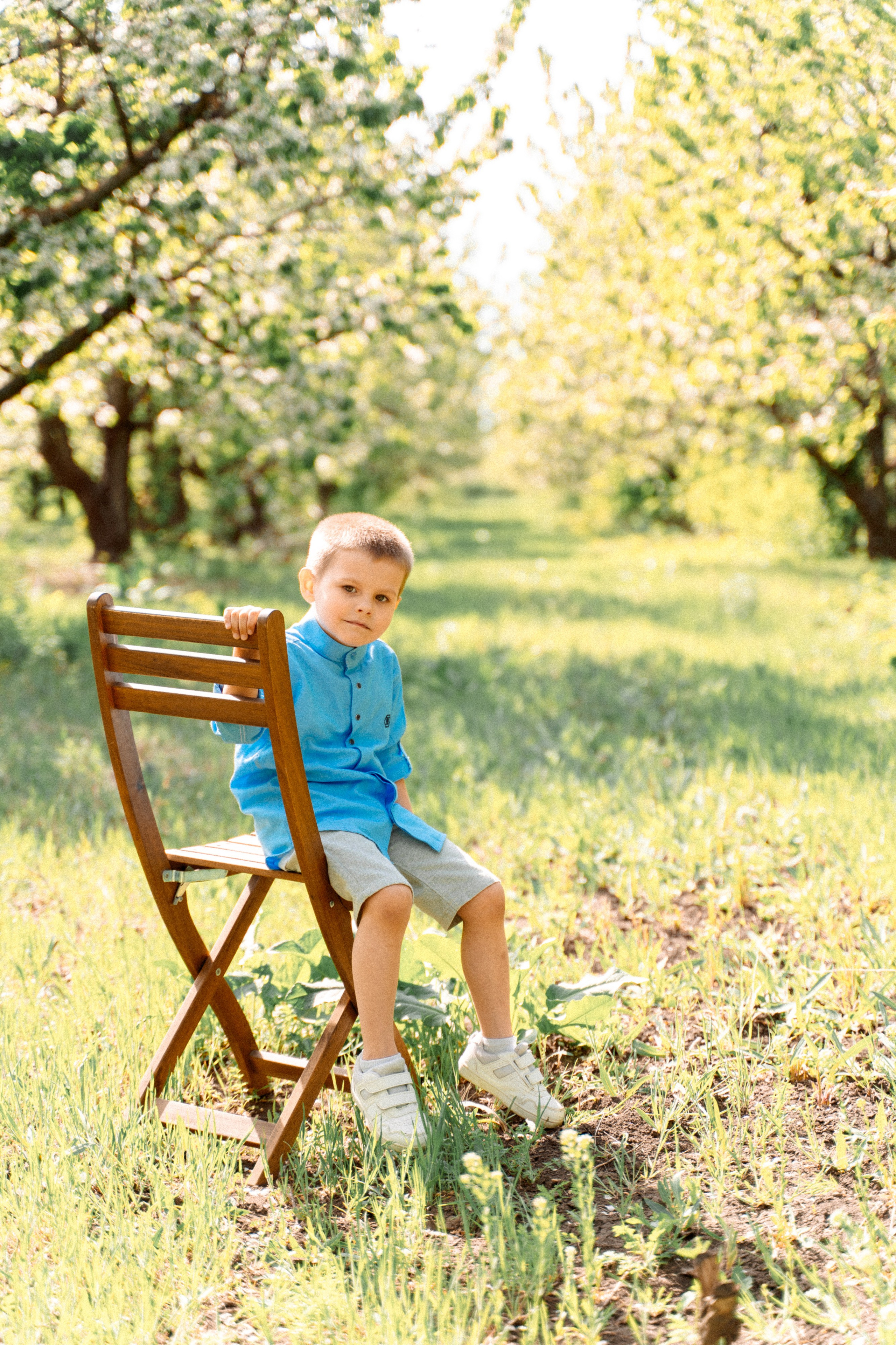 Сава и Ася в цветущем саду. Семейный фотограф Новочеркасск