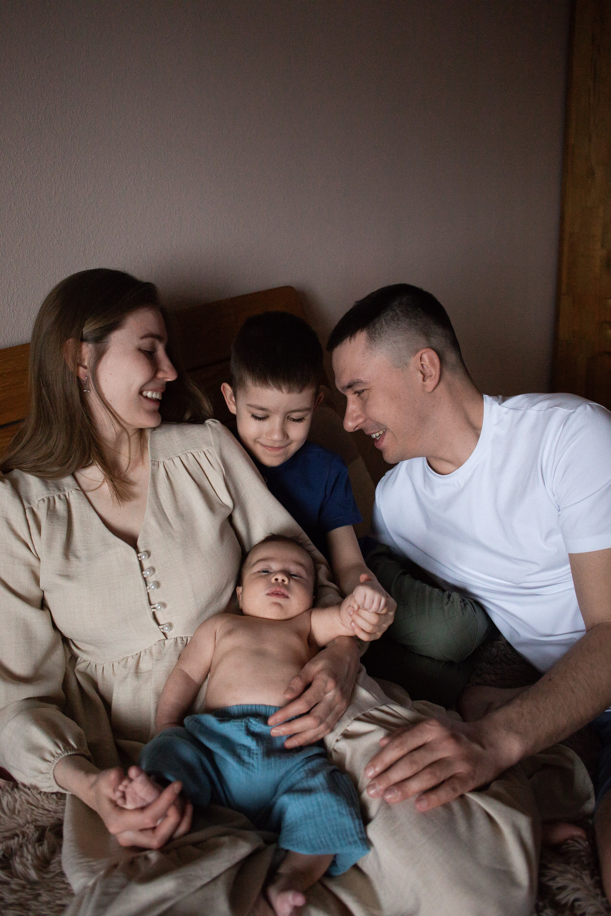 Оля, Андрей, Даня и Паша, домашняя фотосессия с грудничком. Семейный фотограф в Москве Марина Петра