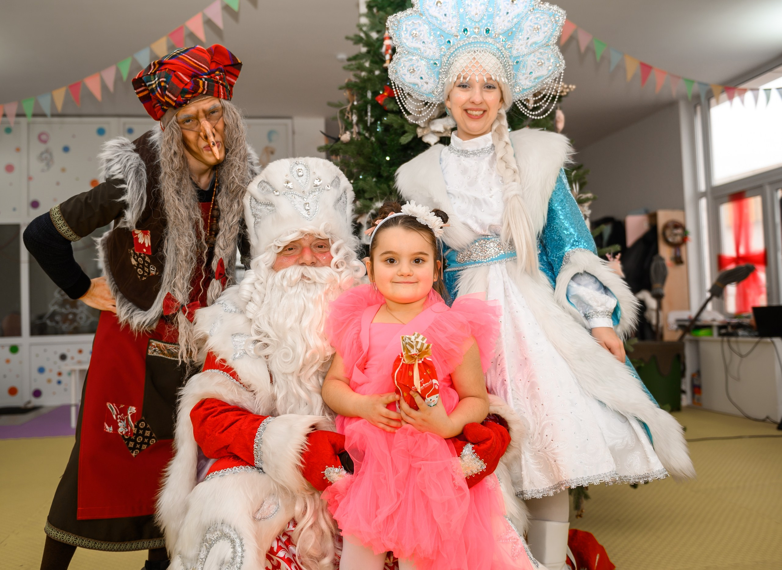 Елка 2025 в детском саду Мишка клуб. Свадебный и семейный фотограф София Невская