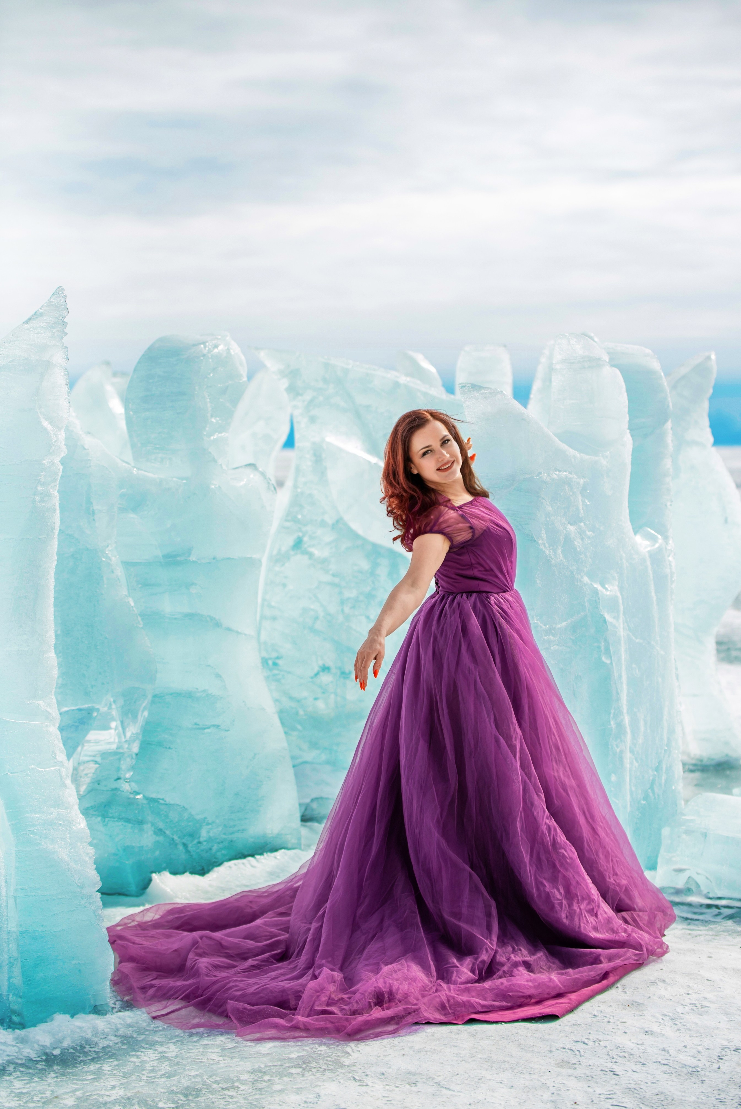 Девушка в фиолетовом платье из фатина на льду. Туры на Байкал с фотографом под ключ. Фотосессии на Ольхоне
