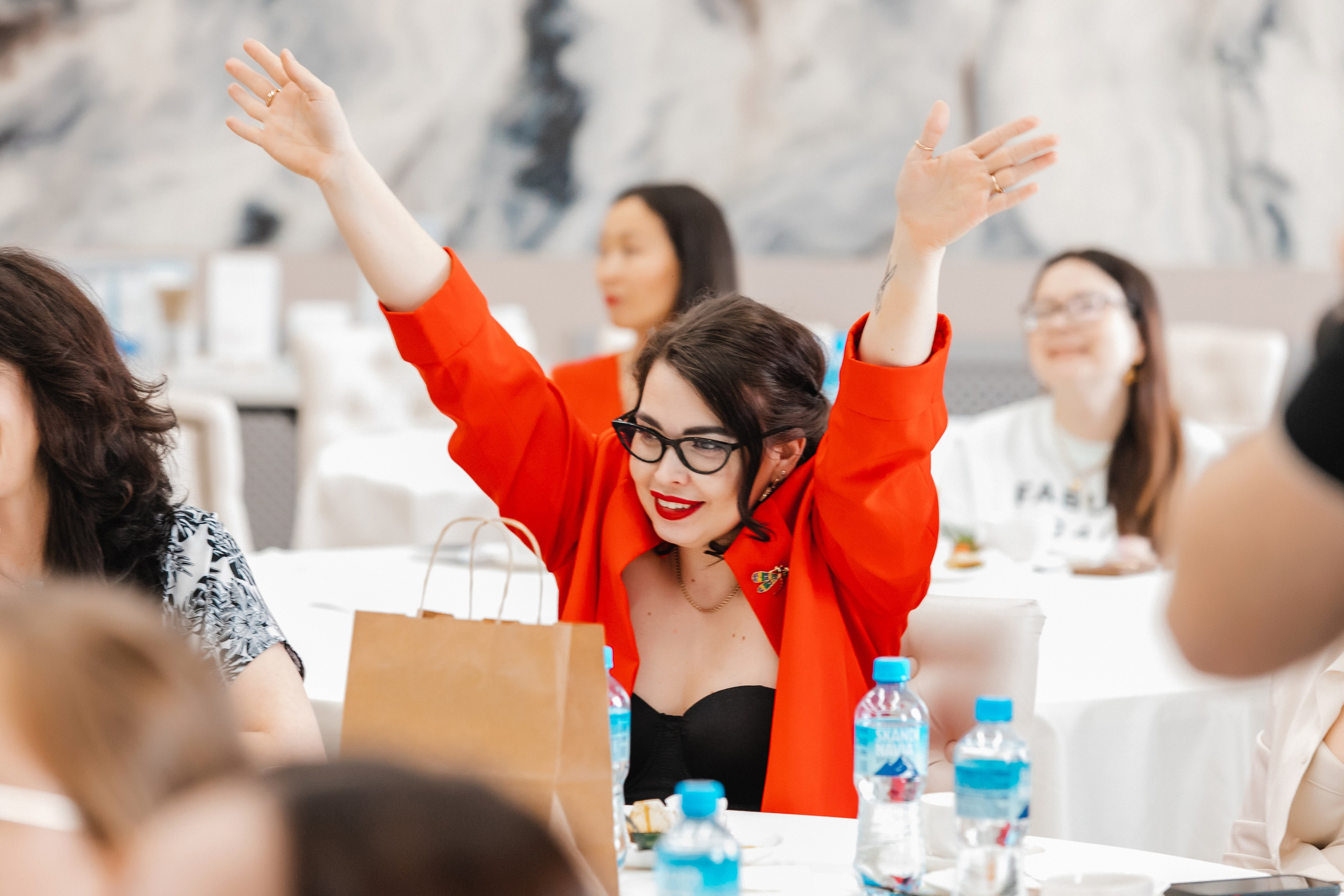 Дамский клуб 17 мая 2025. Роман Урумбаев фотограф Нижневартовск