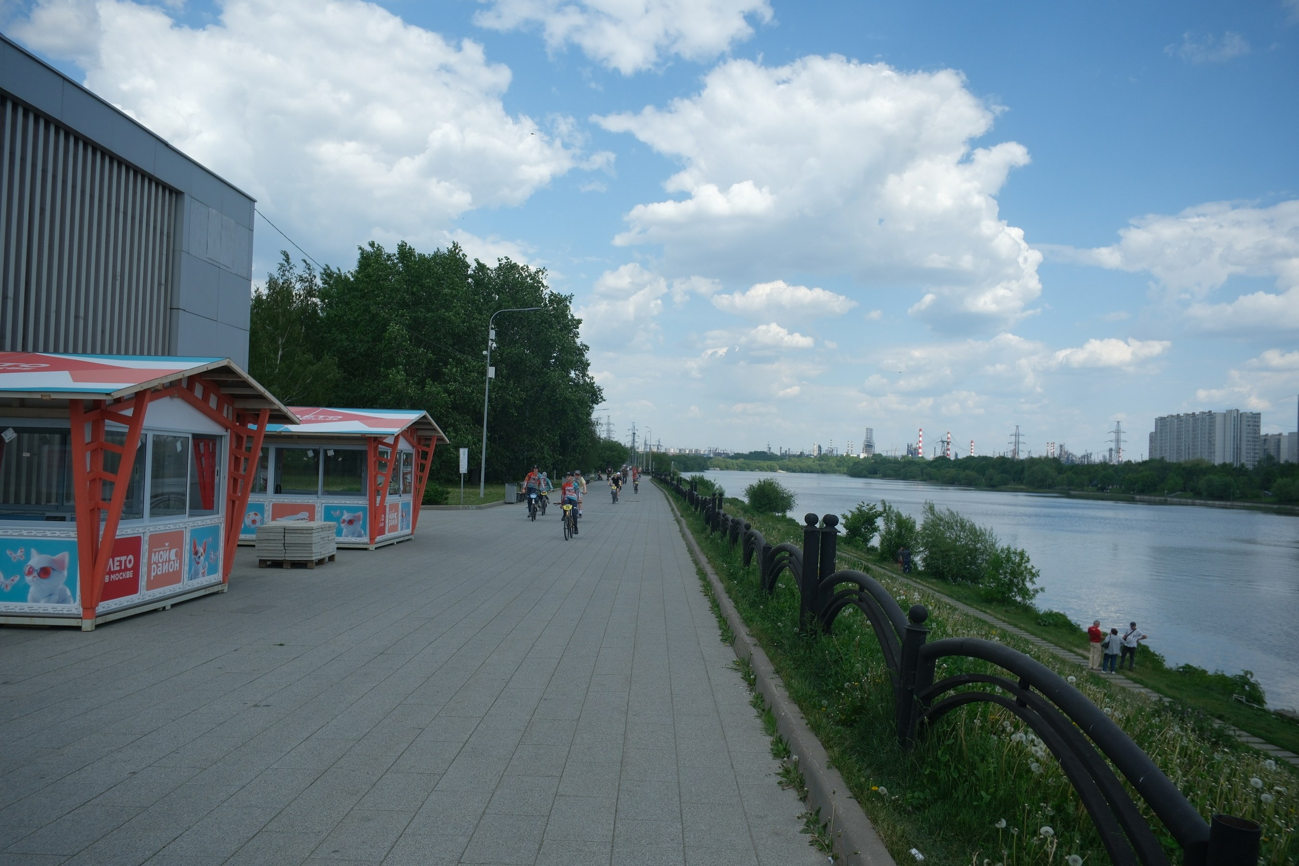 Парк 850 лет Москве. Снято на Voigtlander 18/2,8 Color-scopar. Улица, люди, жизнь…